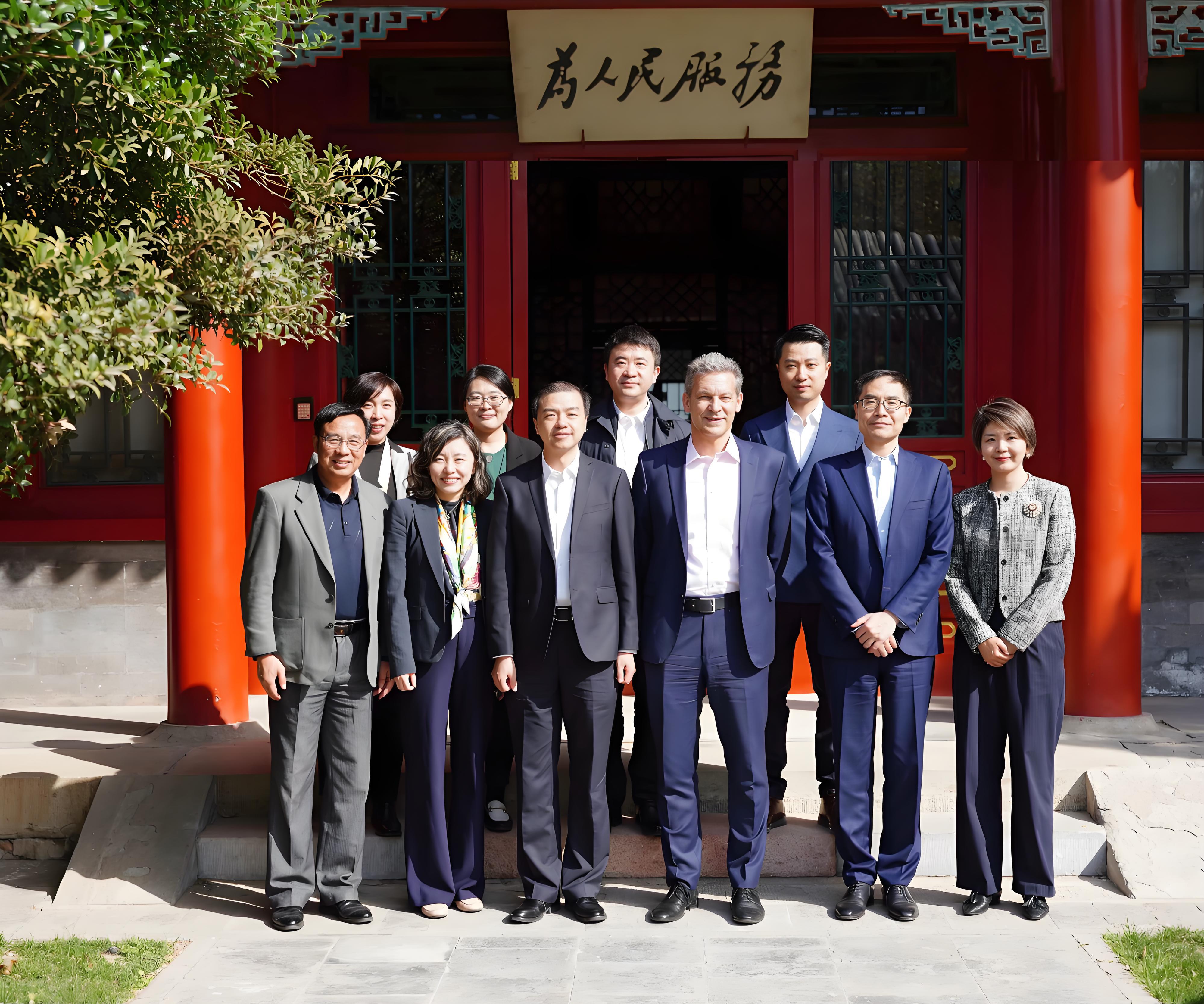 20250403-索诺瓦集团首席执行官一行到访乐竞(中国)一站式服务平台-孙力扬-向波涛(前排左三)与安特·凯多斯基(前排右三)及双方团队合影.jpg