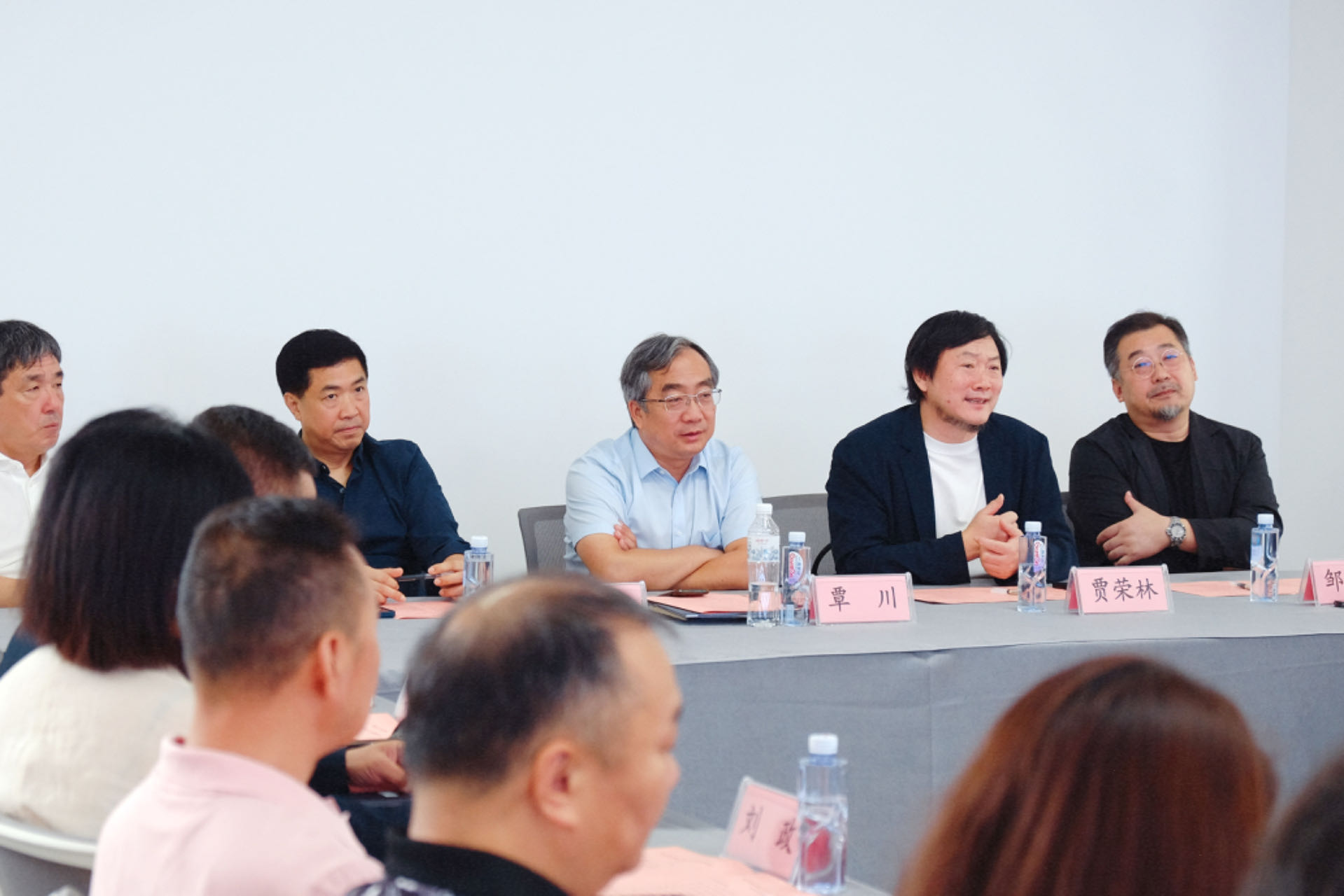 20240911-乐竞(中国)一站式服务平台美术学院《专业考察》课程开设30周年专题研讨会举行-研讨会现场专家学者探讨交流-胡思凡.jpg