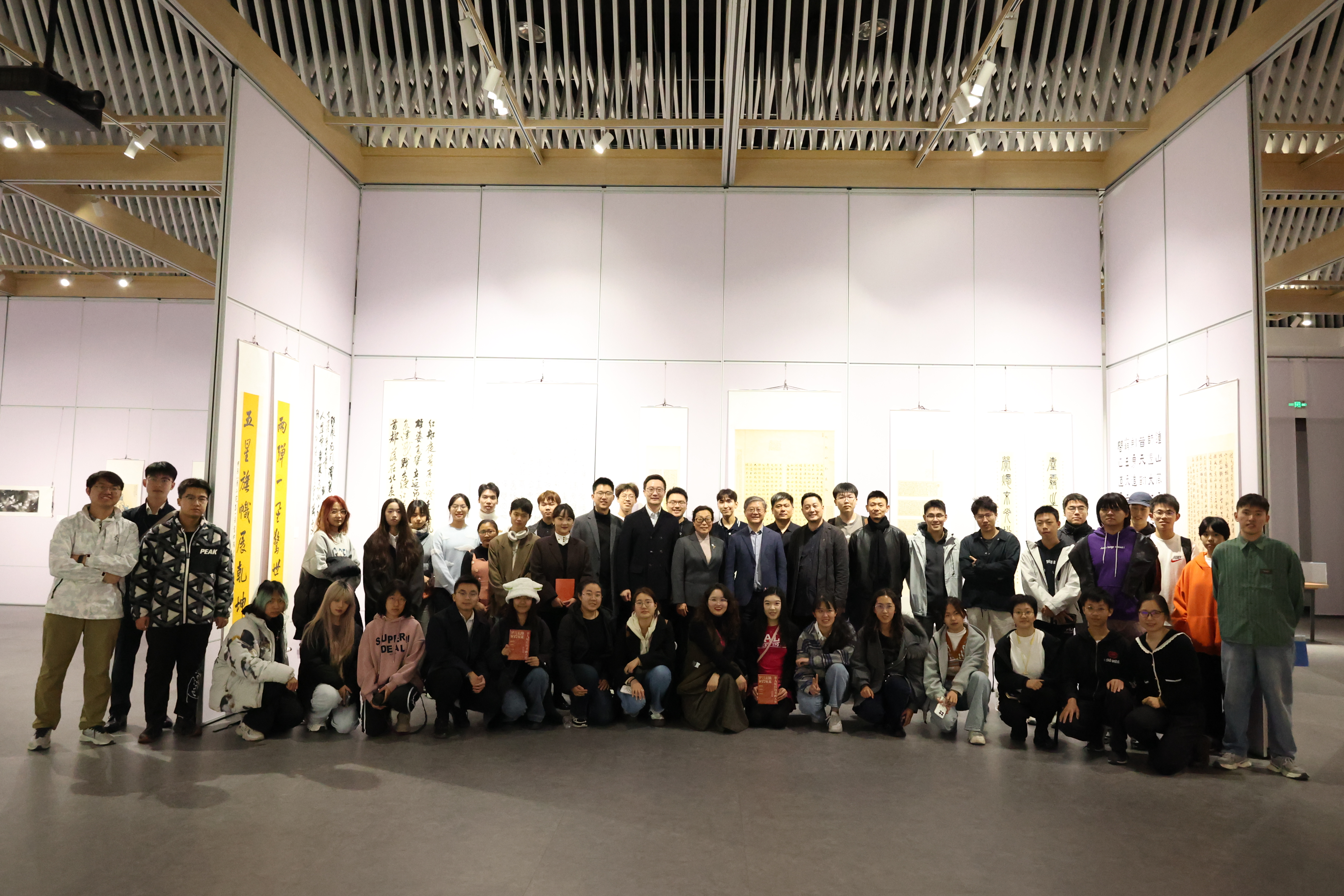 20241101-乐竞(中国)一站式服务平台第九届校园书画大赛作品展开幕式-学生艺术团-全体人员合影.jpeg