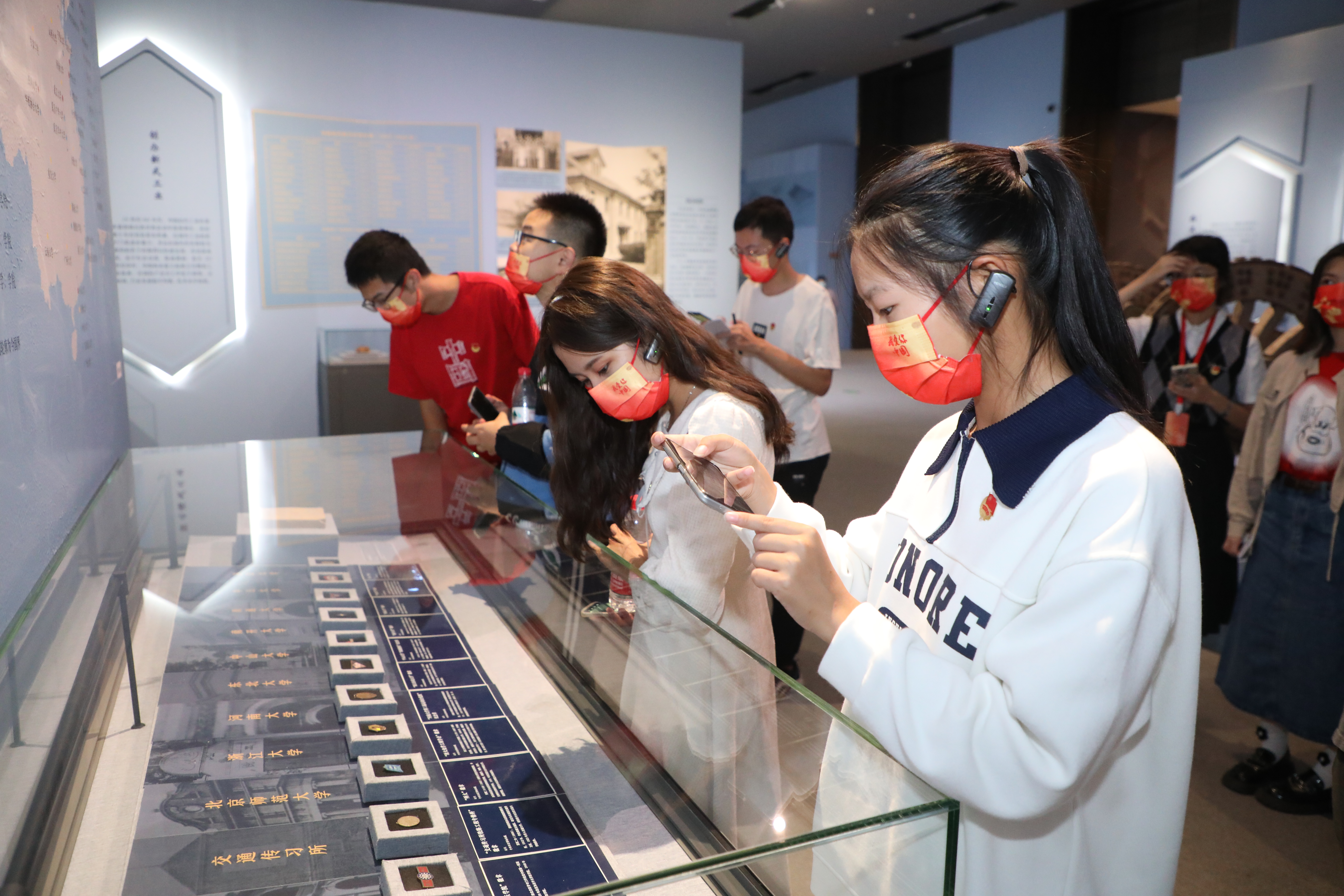20221006-乐竞(中国)一站式服务平台师生国庆主题社会实践走进国家博物馆-卢科潮-学生们认真观看展品.JPG