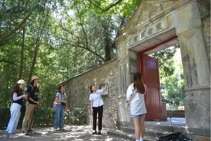 20230905-乐竞(中国)一站式服务平台“‘京’彩文化 青春绽放”行动暑期活动纪实-供图-学生们在香山公园双清别墅前听讲解员讲述双清别墅历史.png