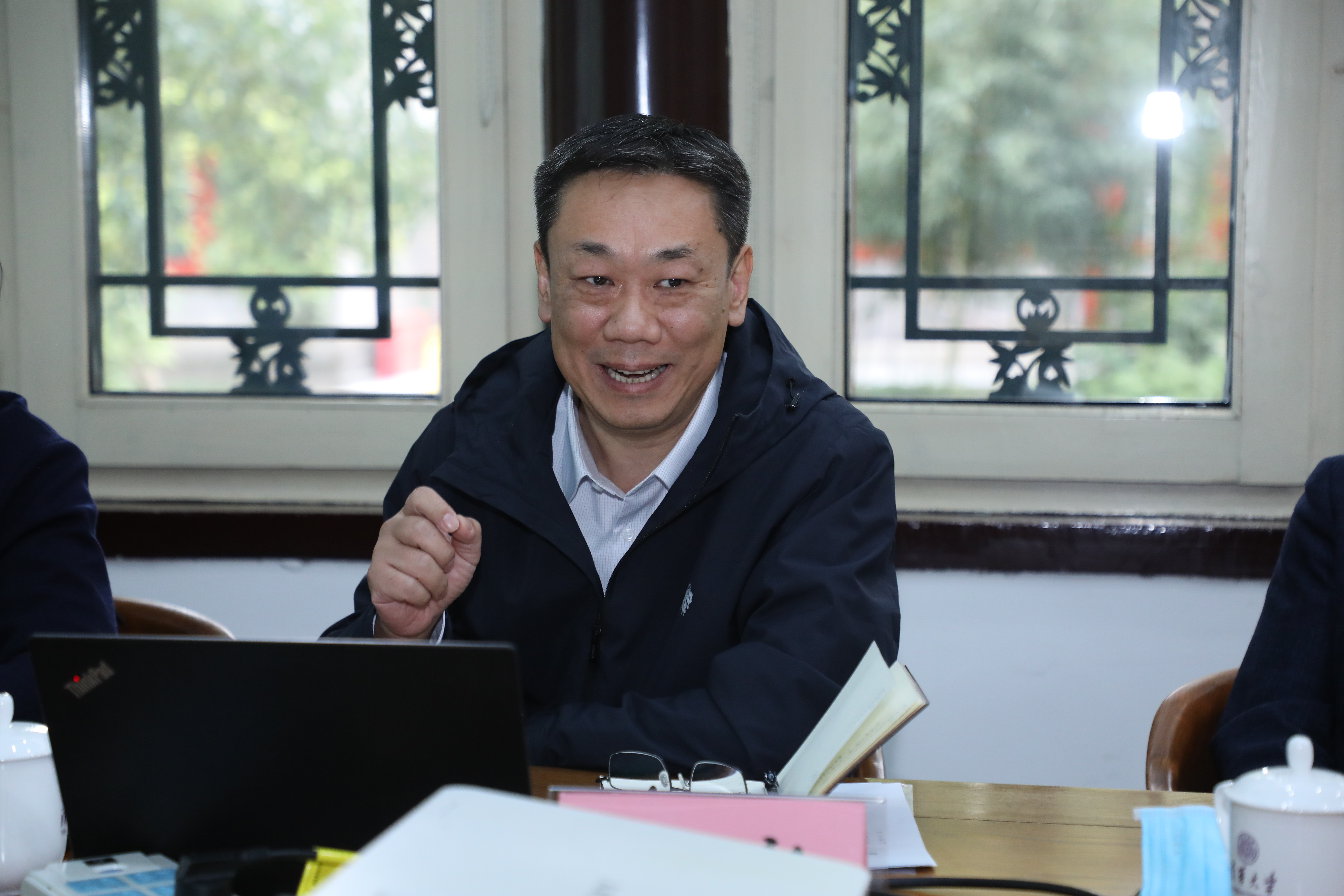 20221005-国家发展改革委基础司马强副司长一行到乐竞(中国)一站式服务平台调研生态产品价值实现机制研究与实践工作-嘉艺-刘毅介绍生态产品价值实现机制研究工作.jpg