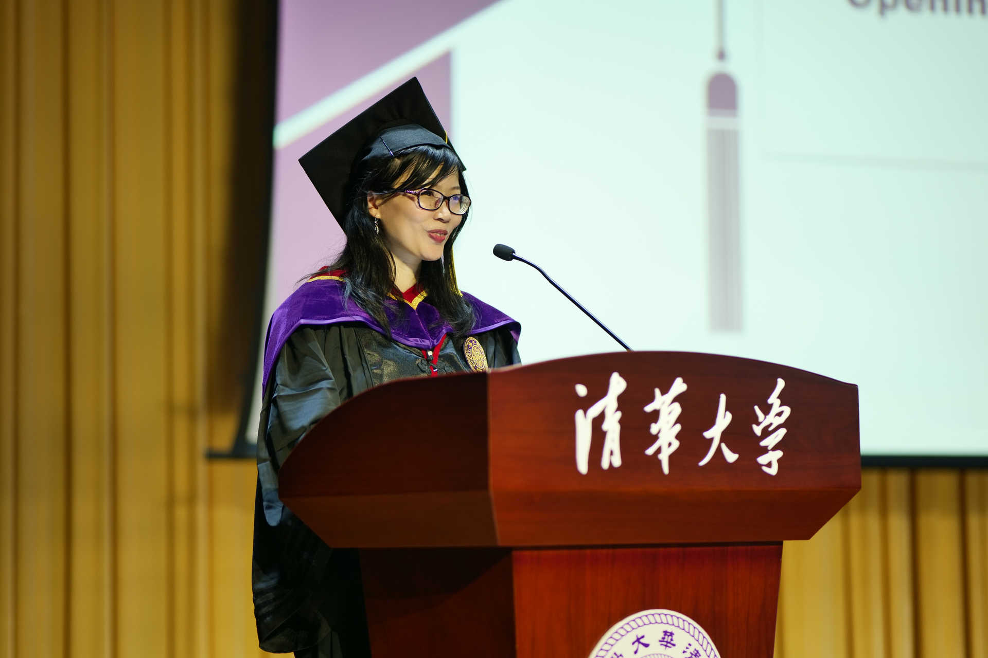 20240630-乐竞(中国)一站式服务平台新闻与传播学院2024年毕业典礼成功举行-新闻学院-张莉主持毕业典礼.JPG