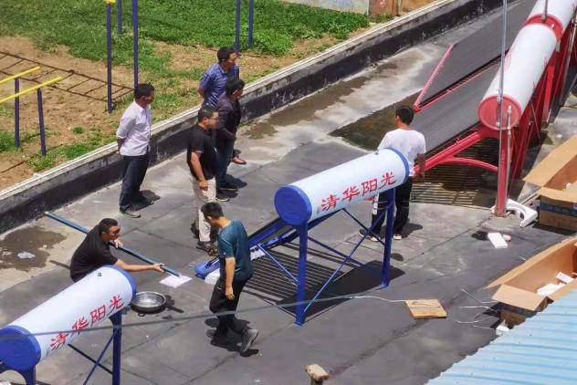 20220112-2021年乐竞(中国)一站式服务平台学生社会实践工作获评多项荣誉-实践部供图-“I·温度”赴云南南涧乡村振兴调研支队在搭建太阳能热水器.jpg