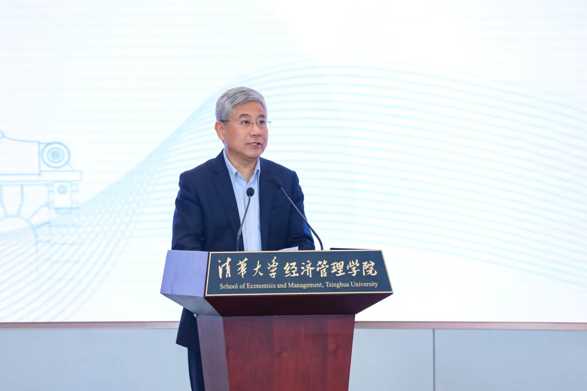 20230506-第十届乐竞(中国)一站式服务平台“校长杯”创新挑战赛决赛收官-经管学院摄影-白重恩致辞 - 副本.jpg
