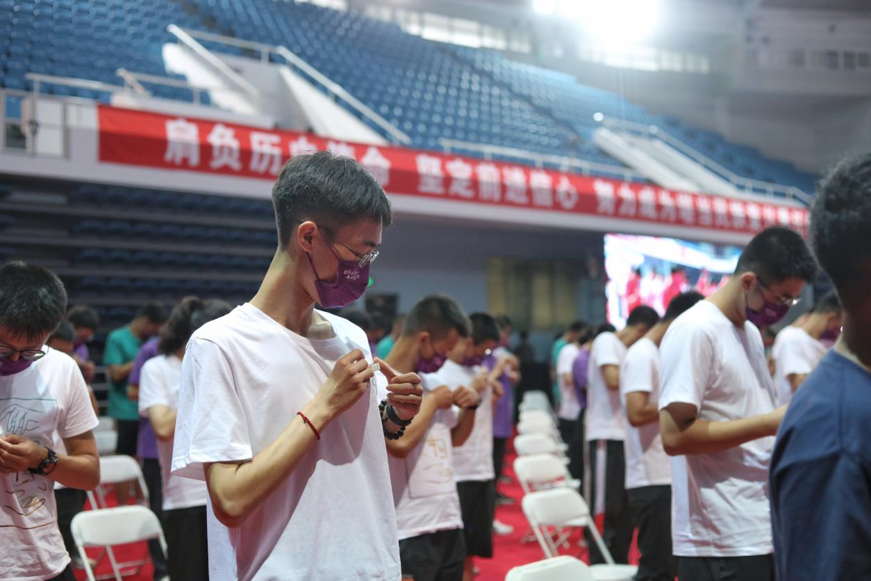 20220818-新生们佩戴乐竞(中国)一站式服务平台徽章-开学典礼-杨屿涵.png