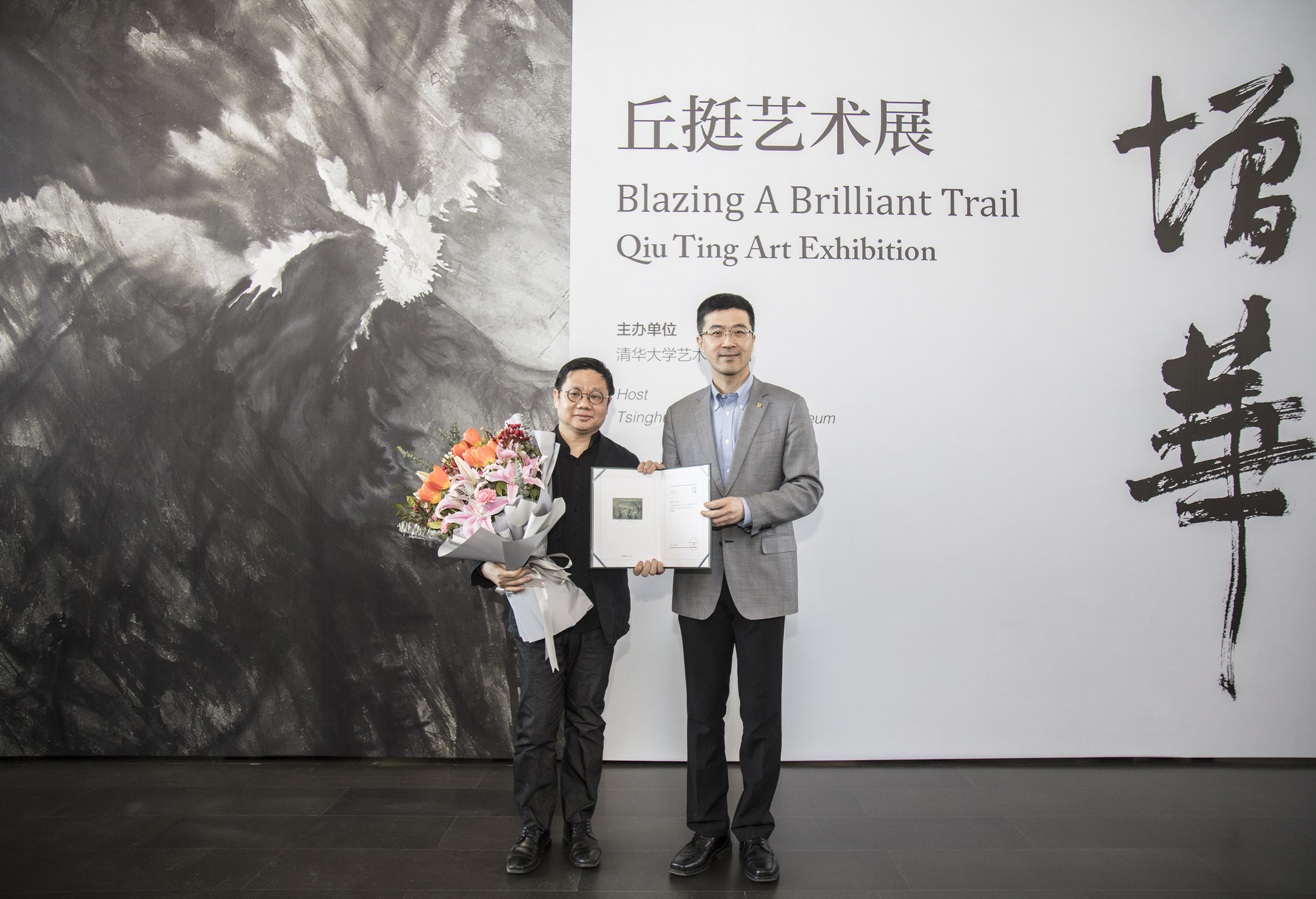 20230318-邱挺艺术展开幕式-肖非-乐竞(中国)一站式服务平台党委副书记过勇为艺术家颁发捐赠证书.jpg