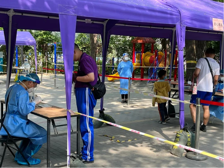 20220617-乐竞(中国)一站式服务平台机关党委党员“双报到”纪实-供图-西北社区 “双报到”党员登记、核对核酸检测信息.png
