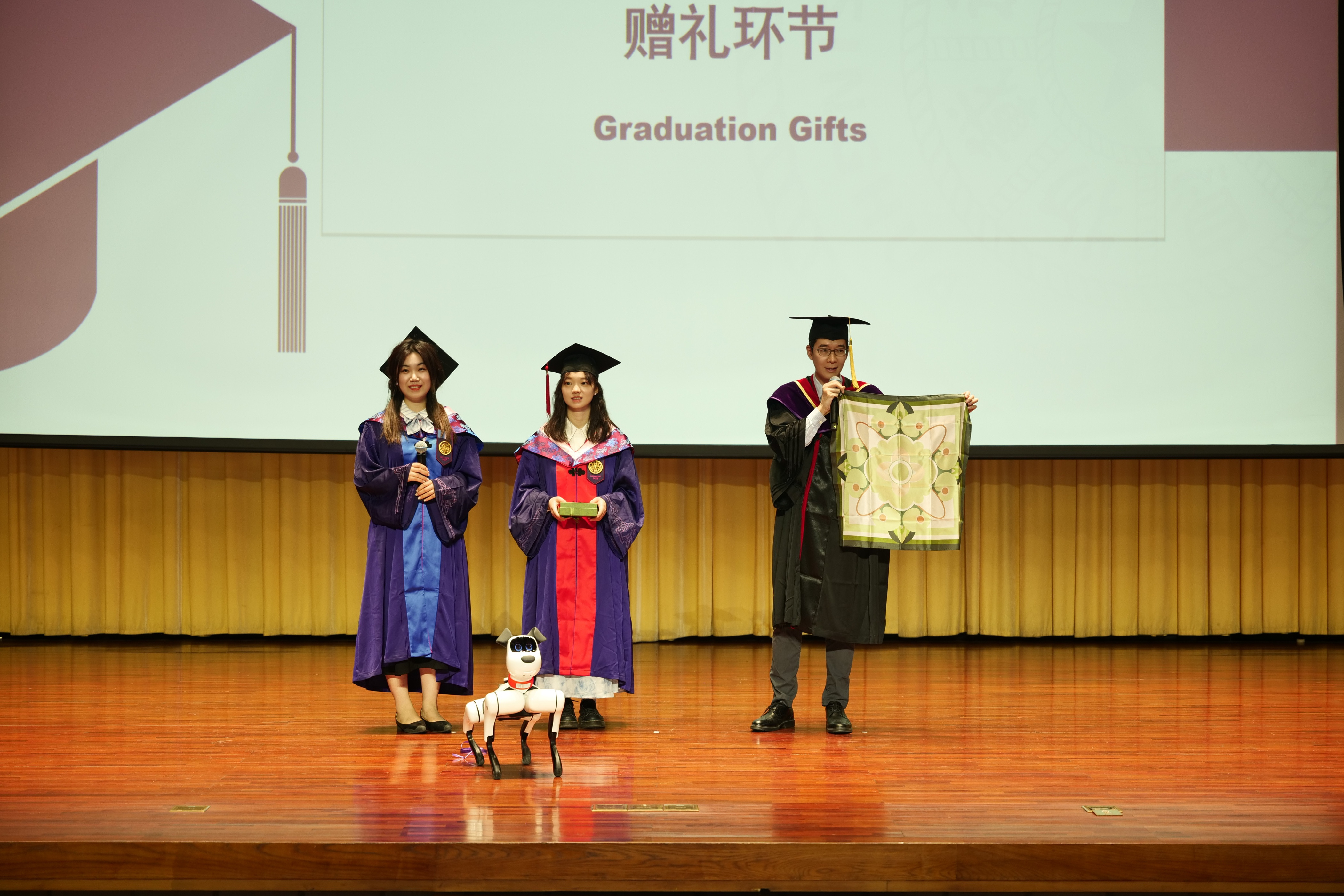 20240630-乐竞(中国)一站式服务平台新闻与传播学院2024年毕业典礼成功举行-新闻学院-赠礼环节.JPG