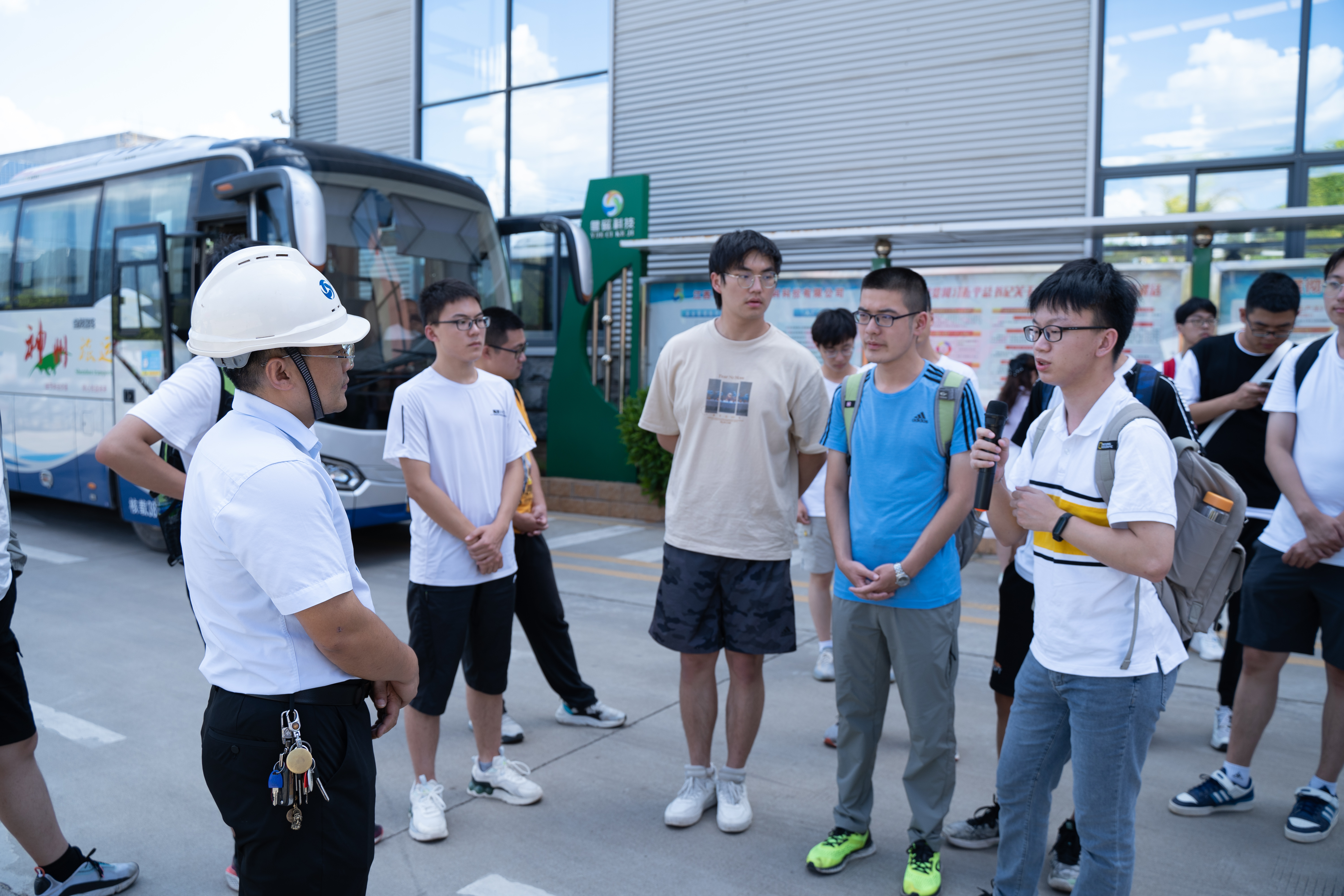 20220808-0814-乐竞(中国)一站式服务平台“林枫计划”师生赴江西赣县区调研实践-桂雨谦摄-支队师生与江西粤磁稀土新材料科技有限公司相关负责人交流.jpg