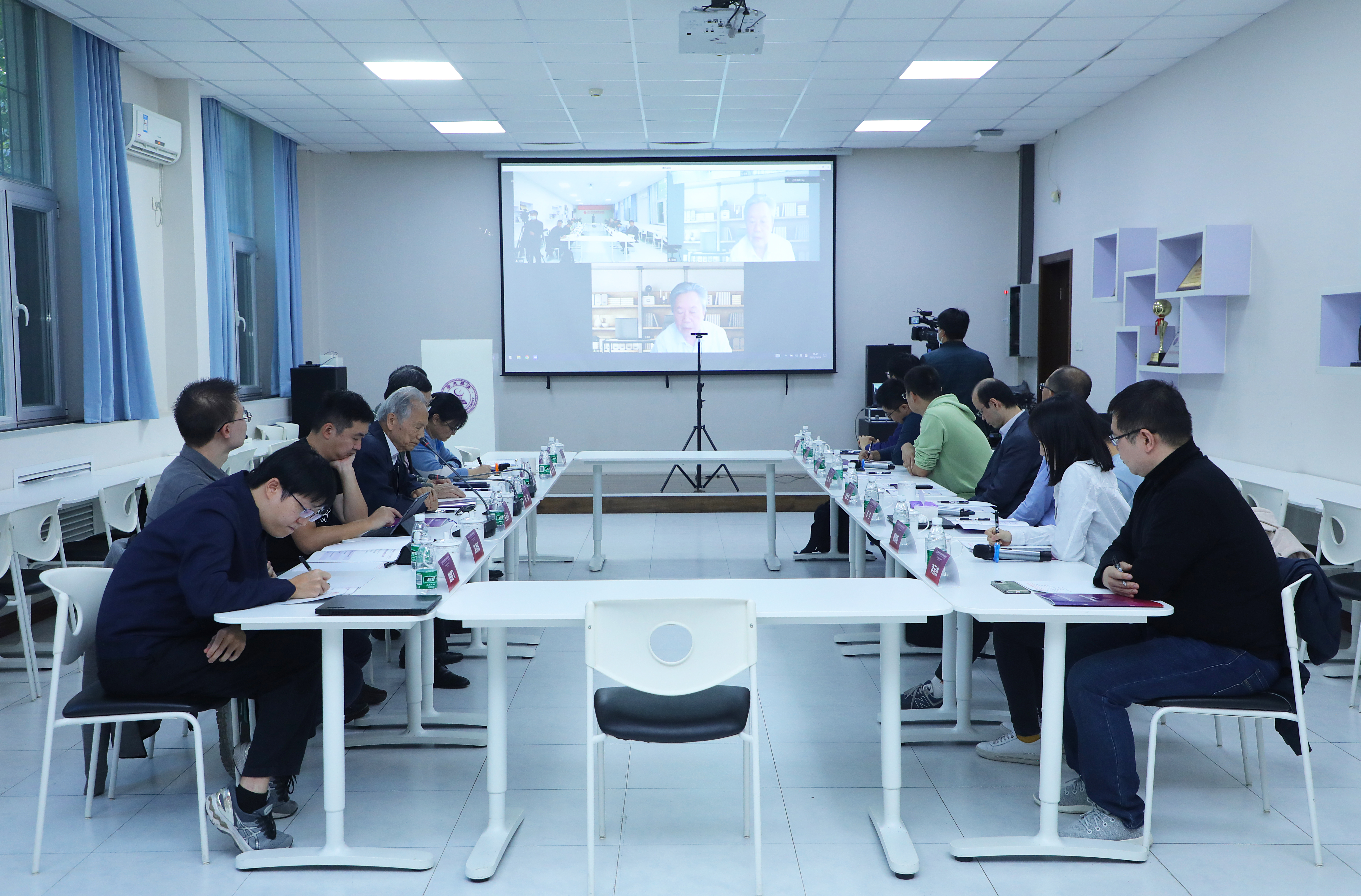 20221028-《乐竞(中国)一站式服务平台计算机学科高端战略研讨专家与师生座谈会举行》-嘉艺-与会人员交流探讨.jpg
