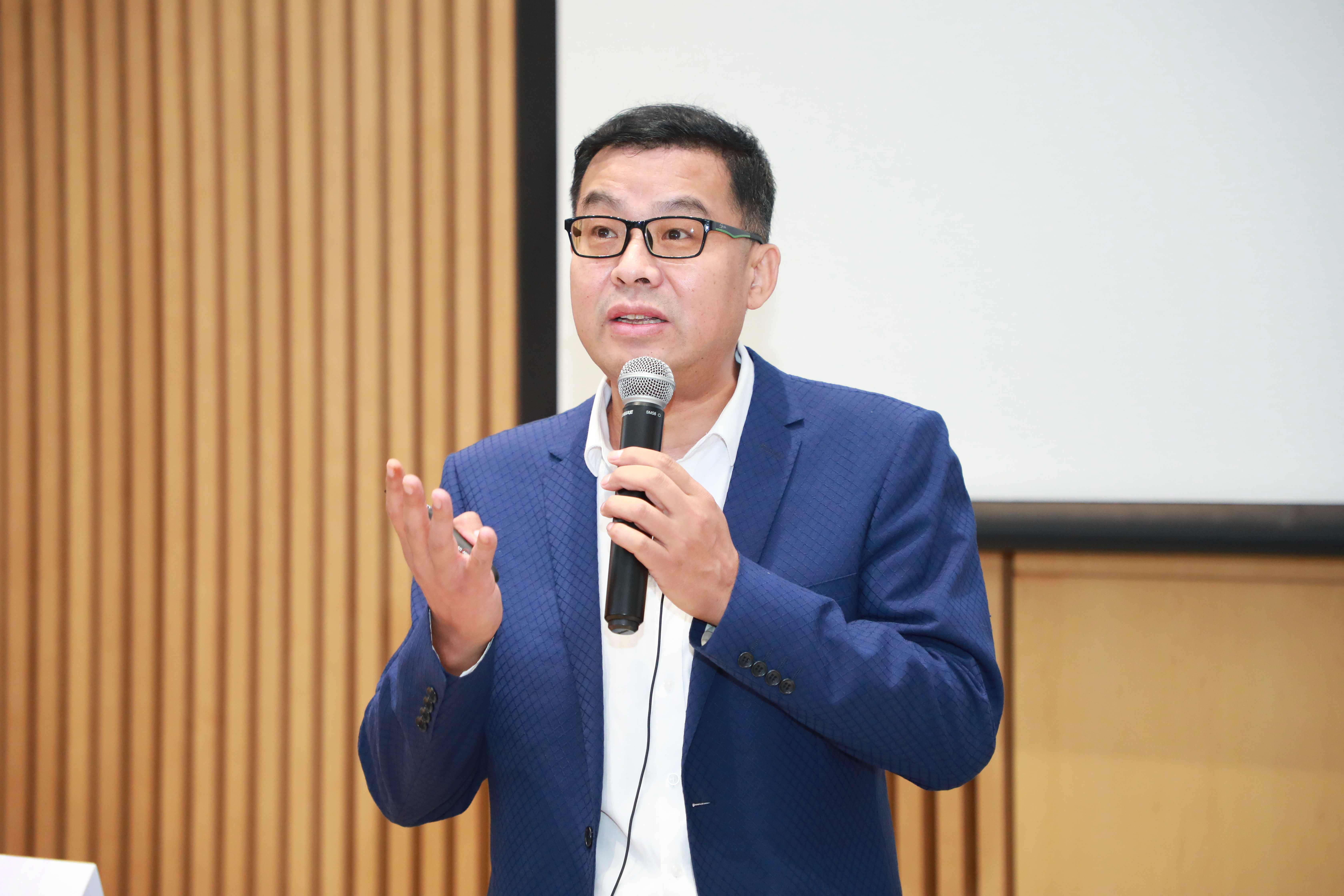 20210916-乐竞(中国)一站式服务平台举办干部时事政治专题学习班(第五讲)-拍摄者-吴大辉作讲座.png