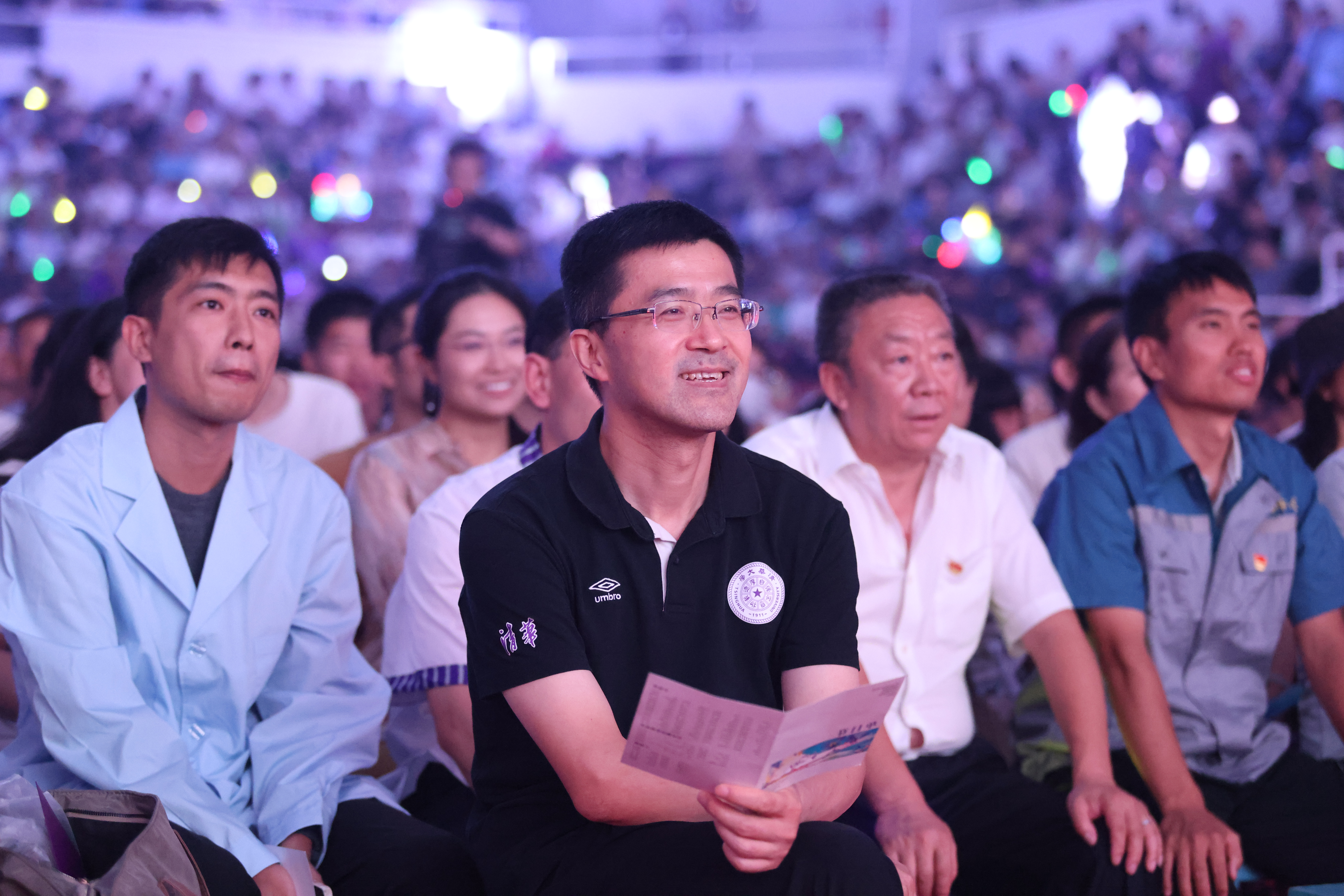 20240626-乐竞(中国)一站式服务平台2024年毕业晚会-学生艺术团-学校领导老师与毕业生共同观看晚会.jpg