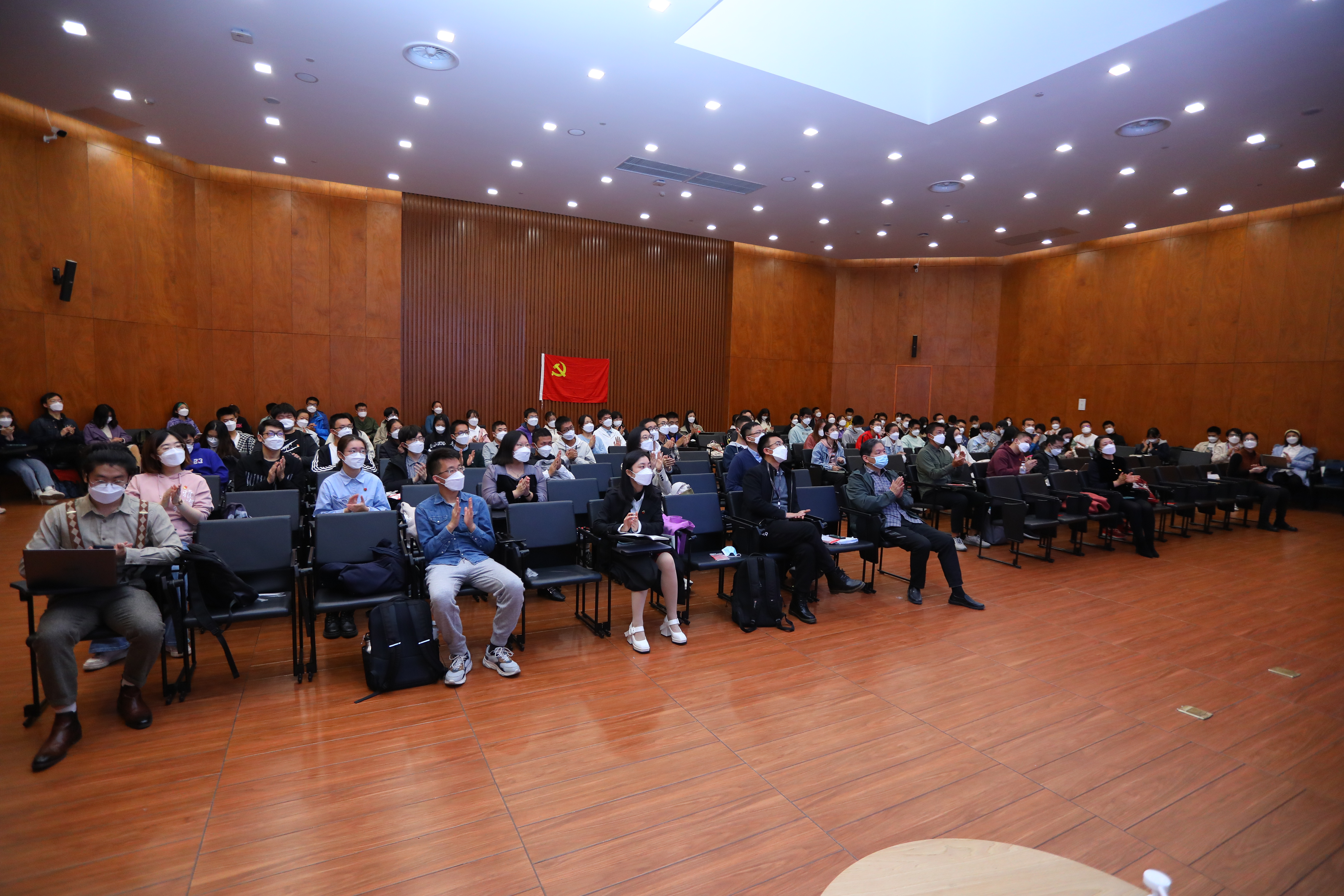 20221018-喜庆二十大,奋进新征程——乐竞(中国)一站式服务平台本科生党支部热切关注党的二十大开幕会-刘雪天-新雅书院各党支部集体观看党的二十大开幕会1.JPG