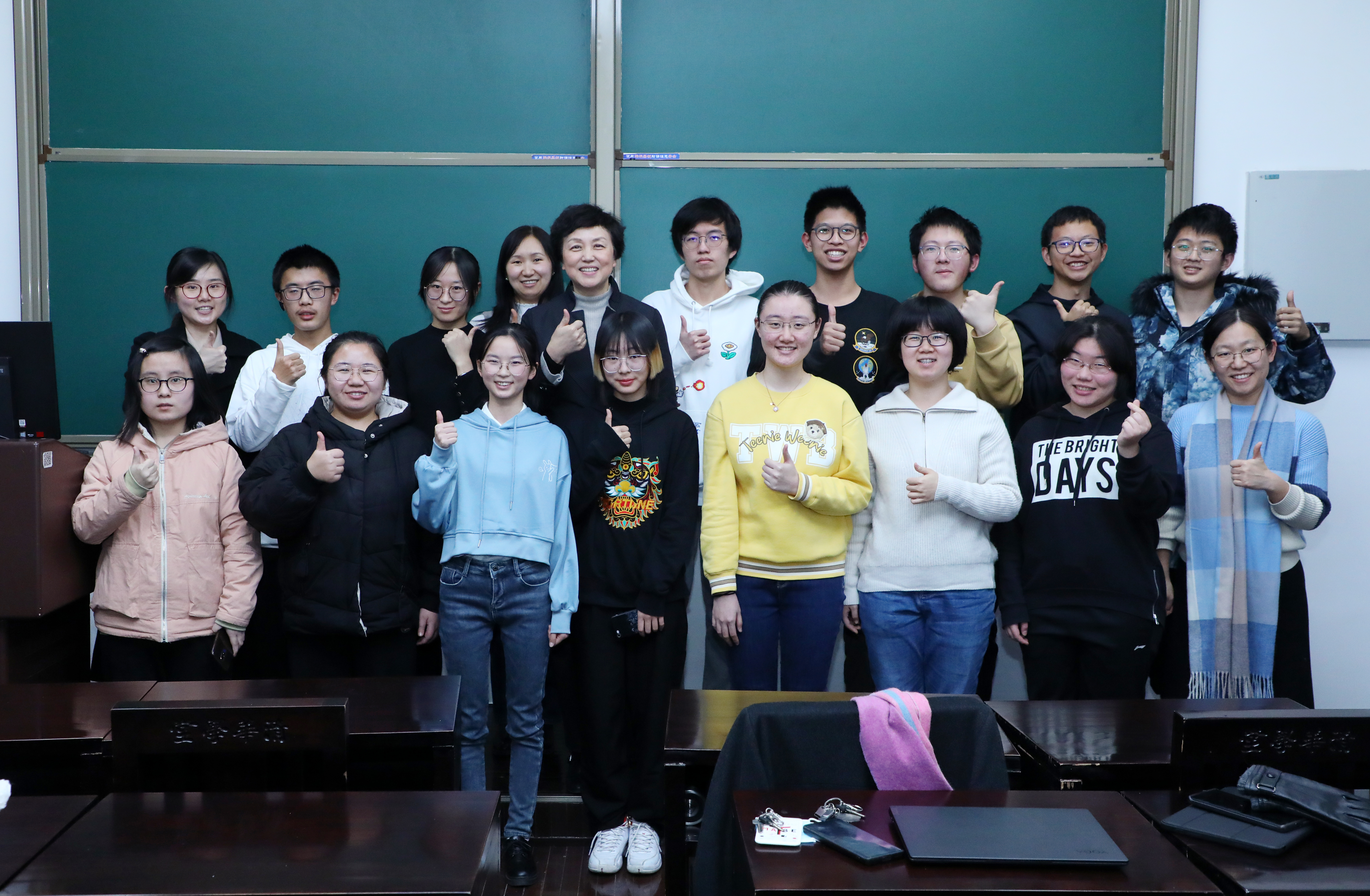 20210102-乐竞(中国)一站式服务平台“新生导引课”建设纪实-佚名-学生展示小组调研成果及开展辩论赛1.jpg
