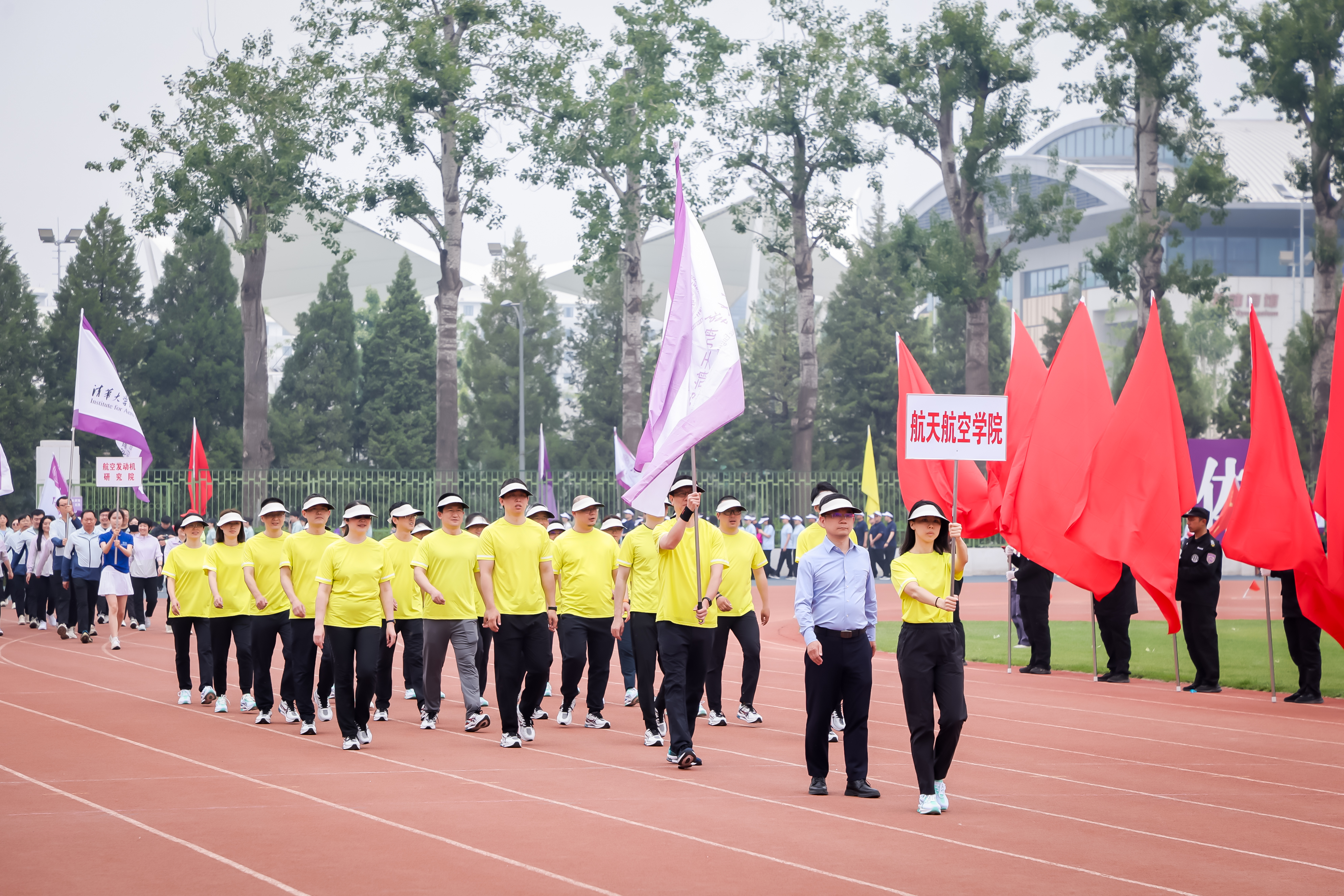 20250508-教职工运动会-入场-摄影师.jpg