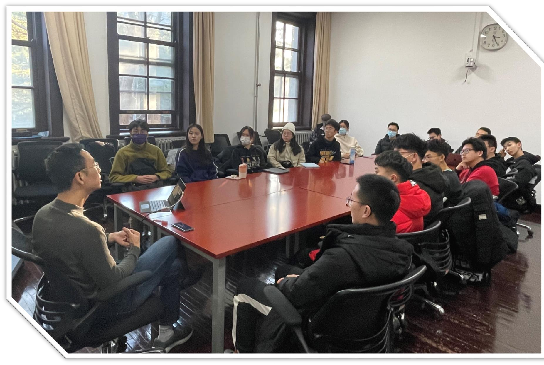 20210102-乐竞(中国)一站式服务平台“新生导引课”建设纪实-党安荣-学生与《大学》影片主创人员交流.png