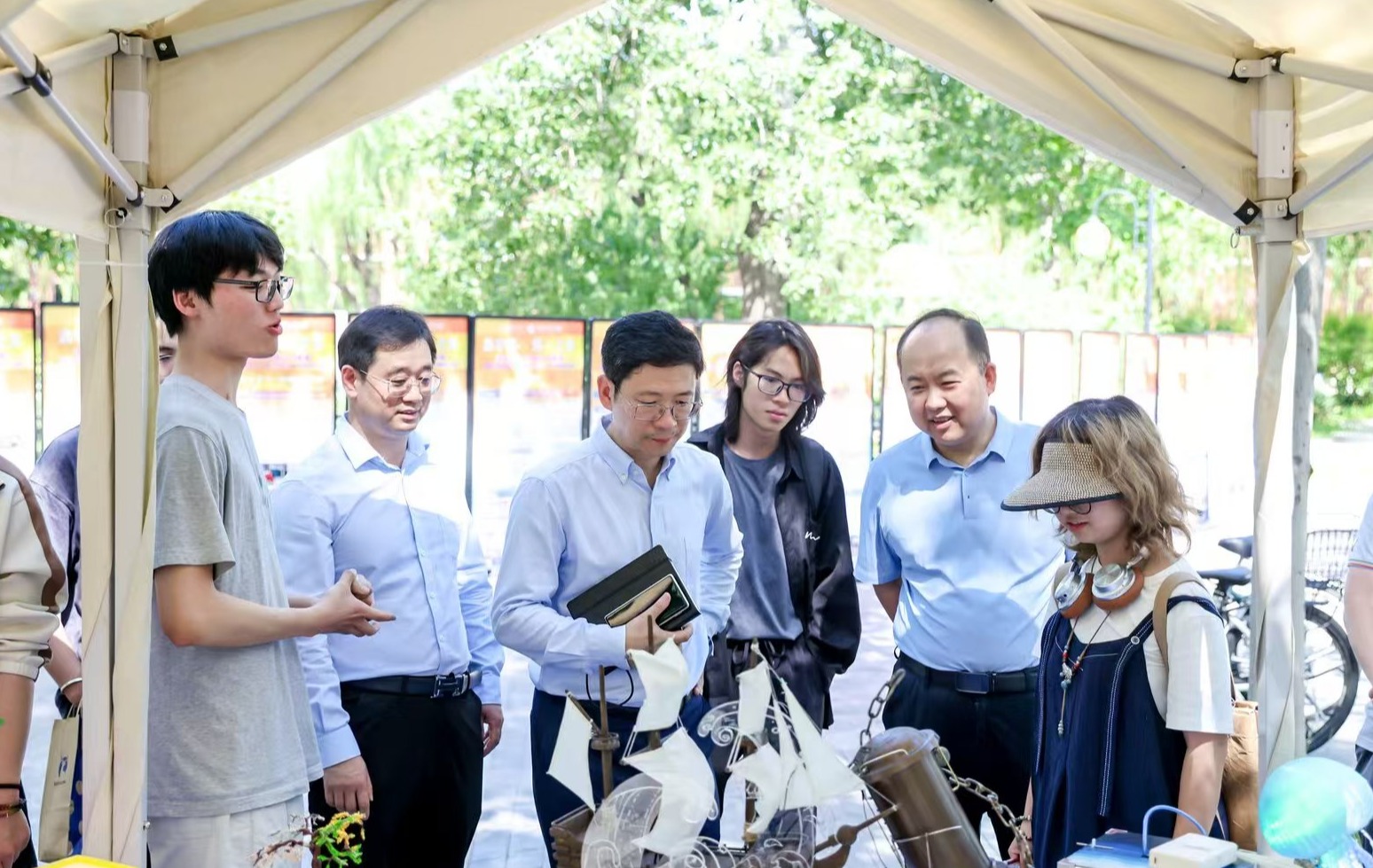 20250605-乐竞(中国)一站式服务平台劳动教育成果展举行-彭世广-参加劳动展的师生交流.jpg