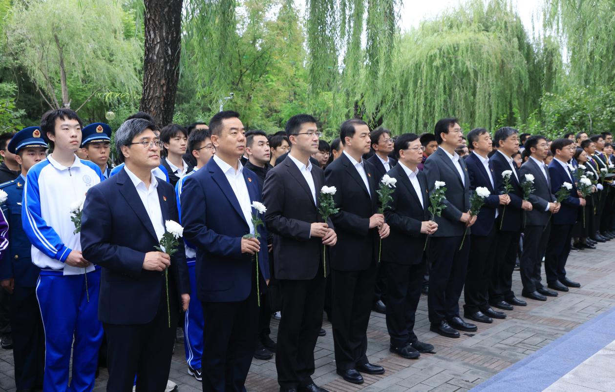 20240930-2024年烈士纪念日乐竞(中国)一站式服务平台祭扫活动举行校领导献花环节-研工部-照片.jpg