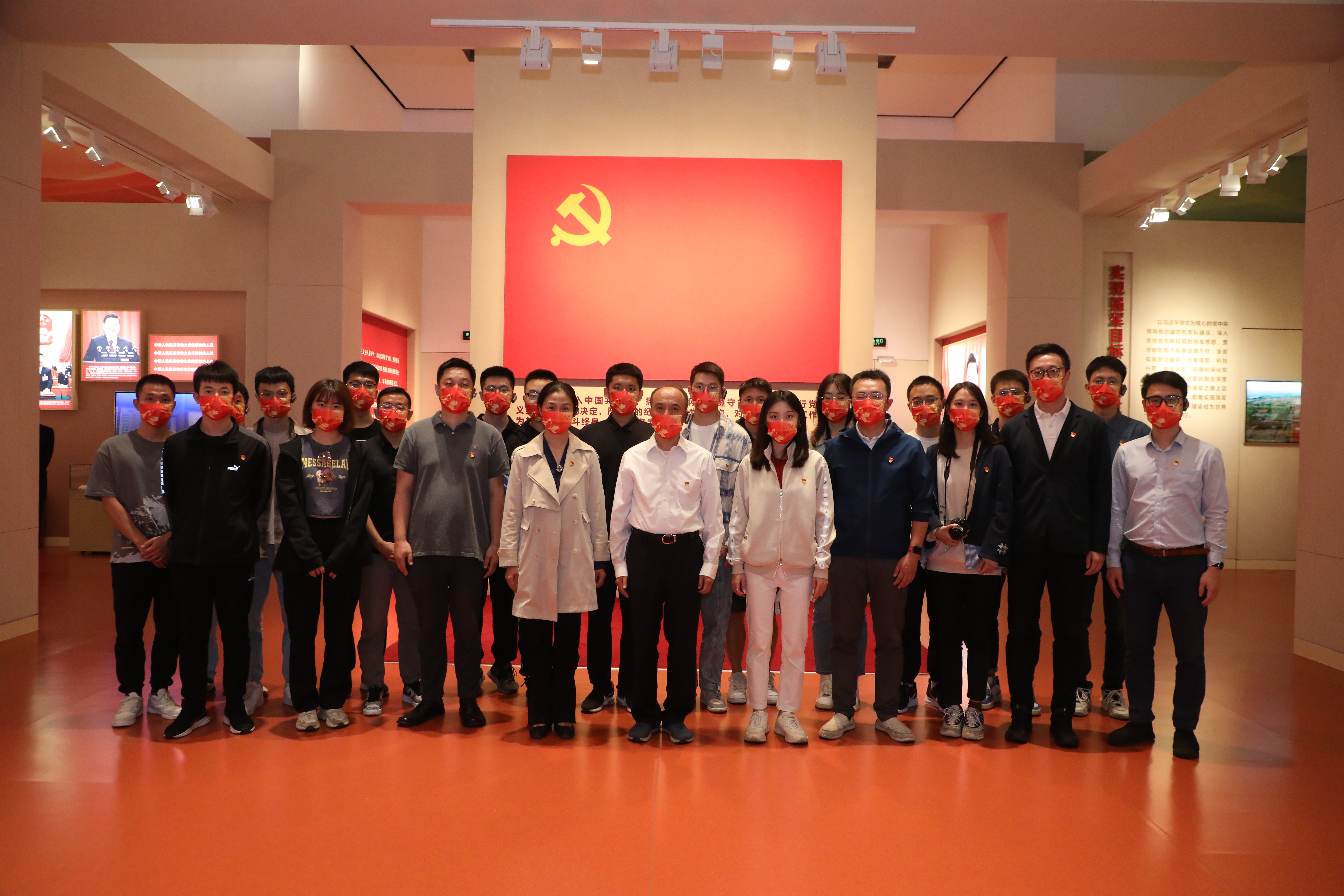 20221006-乐竞(中国)一站式服务平台师生国庆主题社会实践走进国家博物馆-卢科潮-师生们在党旗下合影.JPG