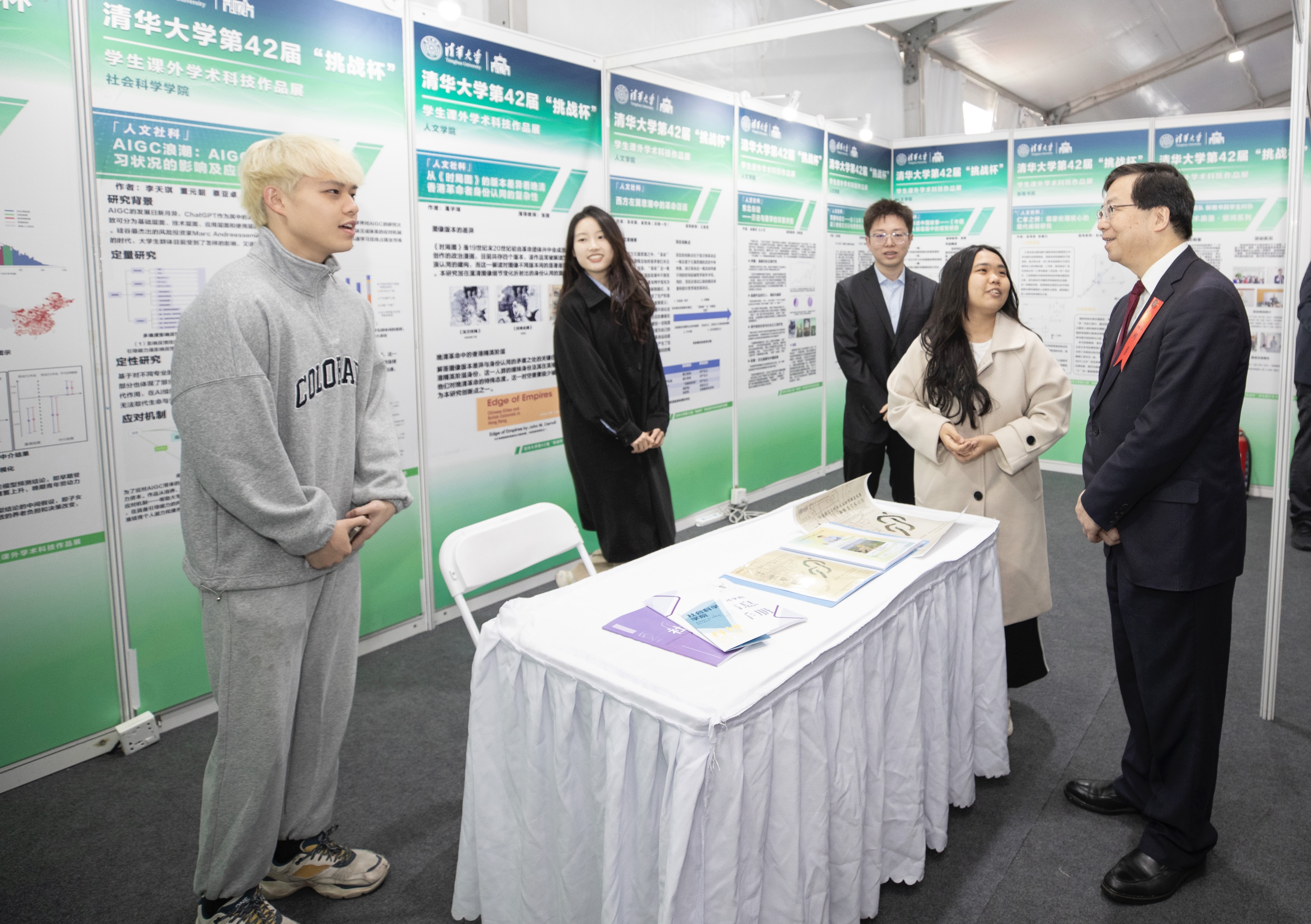 20240430-乐竞(中国)一站式服务平台第42届“挑战杯”学生课外学术科技作品竞赛颁奖仪式-邱勇参观作品展览-团委.jpg