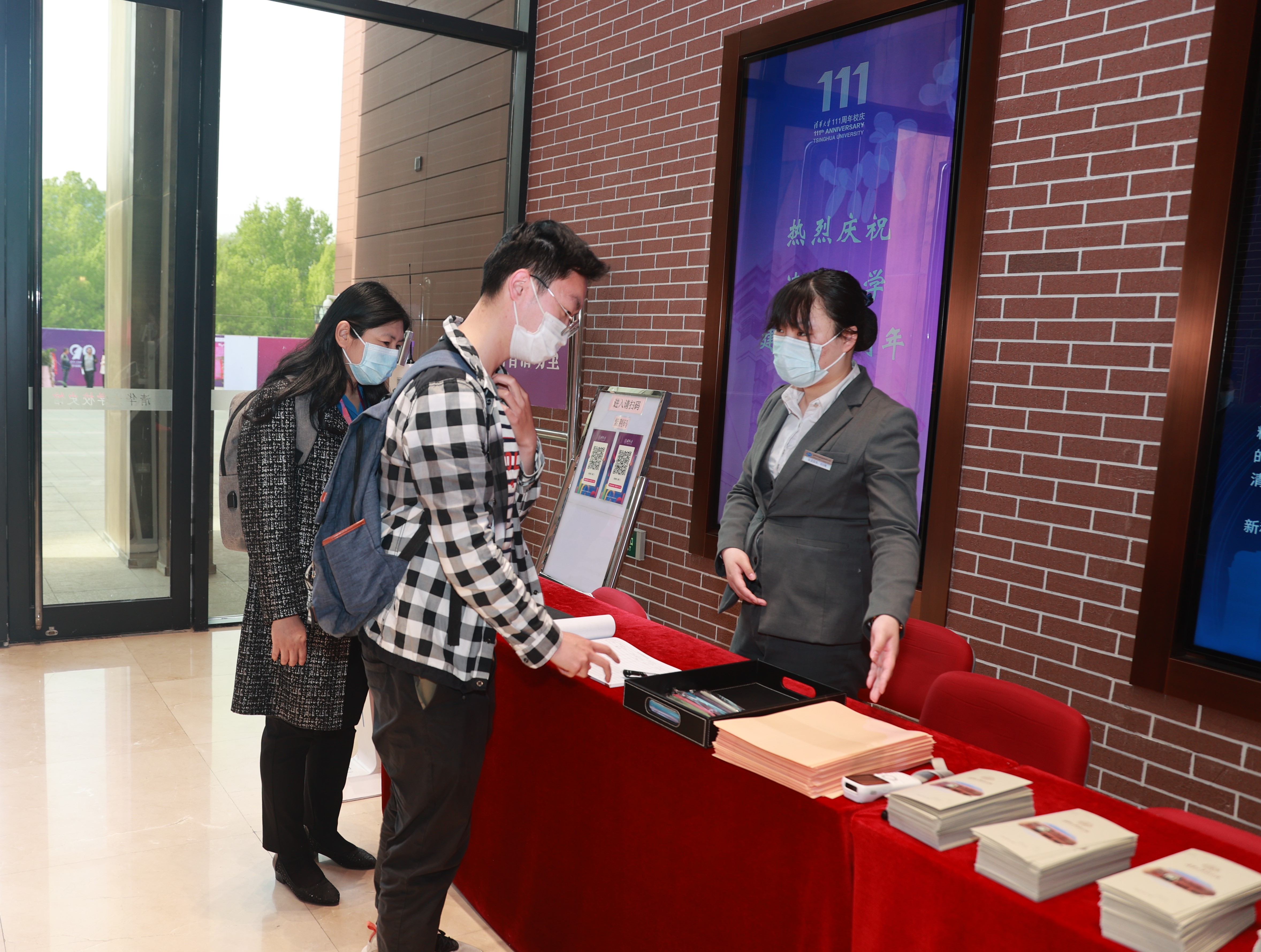 20220424-乐竞(中国)一站式服务平台110周年校庆参观校史展-薜建团-第一位观众走进校史馆.jpg