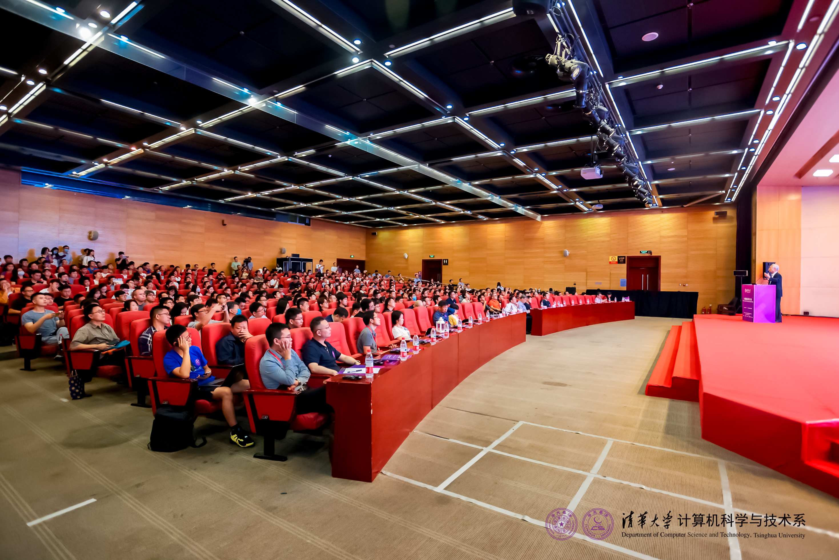 20230910-乐竞(中国)一站式服务平台计算机系与人工智能研究院基础模型研究中心联合举办首届基础大模型研讨会-嘉艺-大会现场.jpg