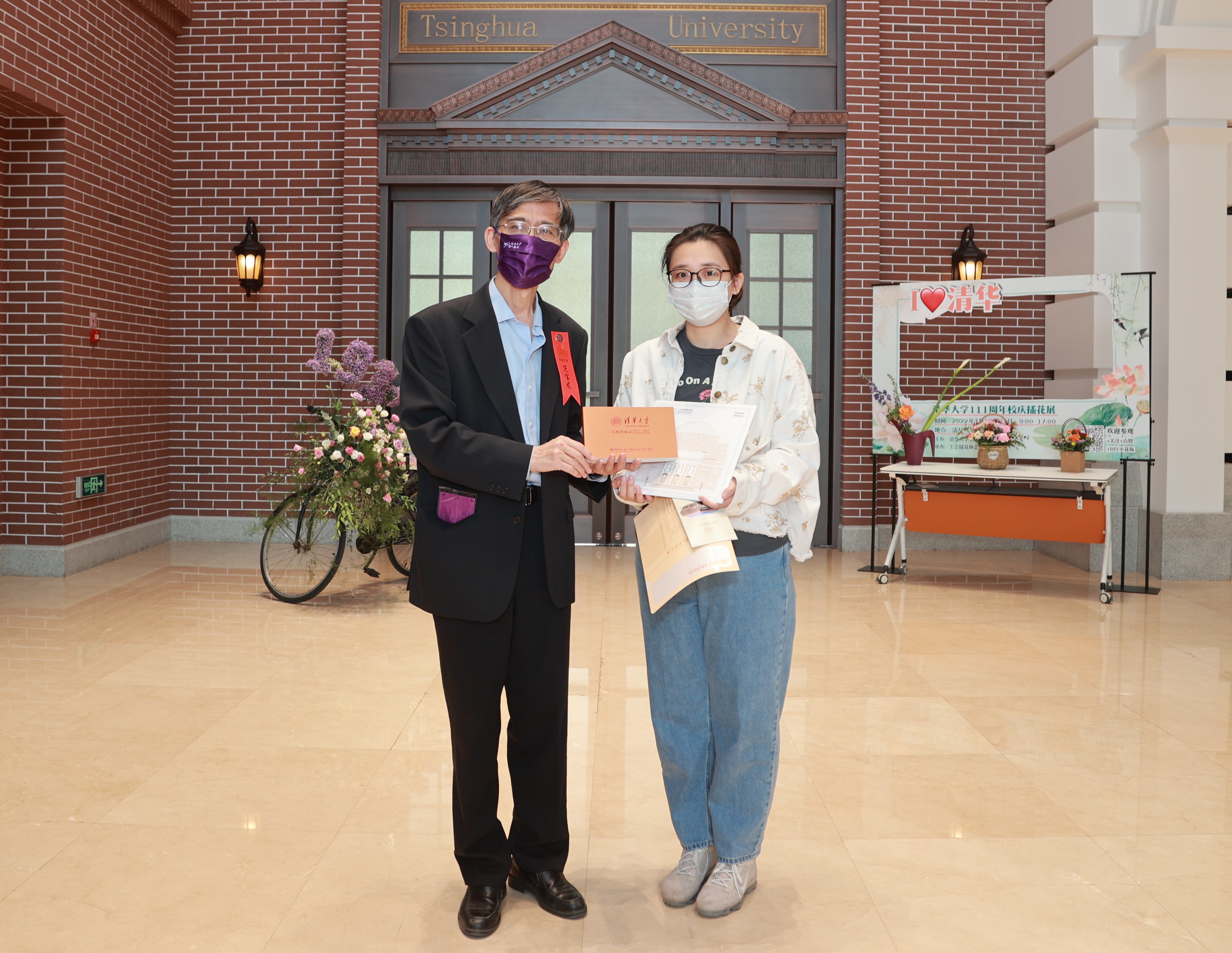 20220424-乐竞(中国)一站式服务平台110周年校庆参观校史展-薜建团-范宝龙给第111位观众赠送纪念品.jpg