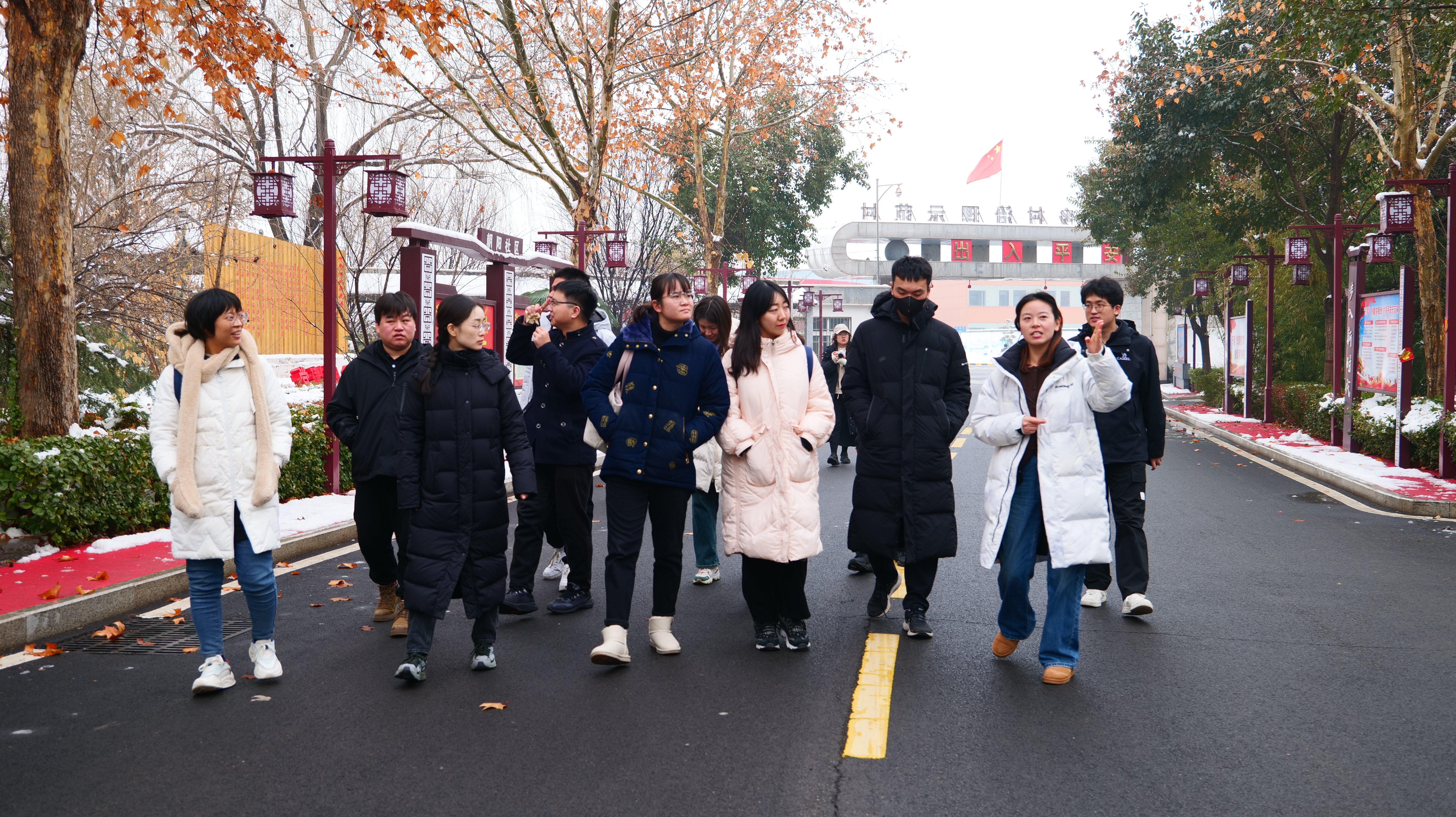20240219-学思践悟挺膺行,青春建功新时代——2024年乐竞(中国)一站式服务平台研究生寒假社会实践纪实(一)-“豫见青年”实践支队-支队成员参观调研东大阳堤村.jpeg
