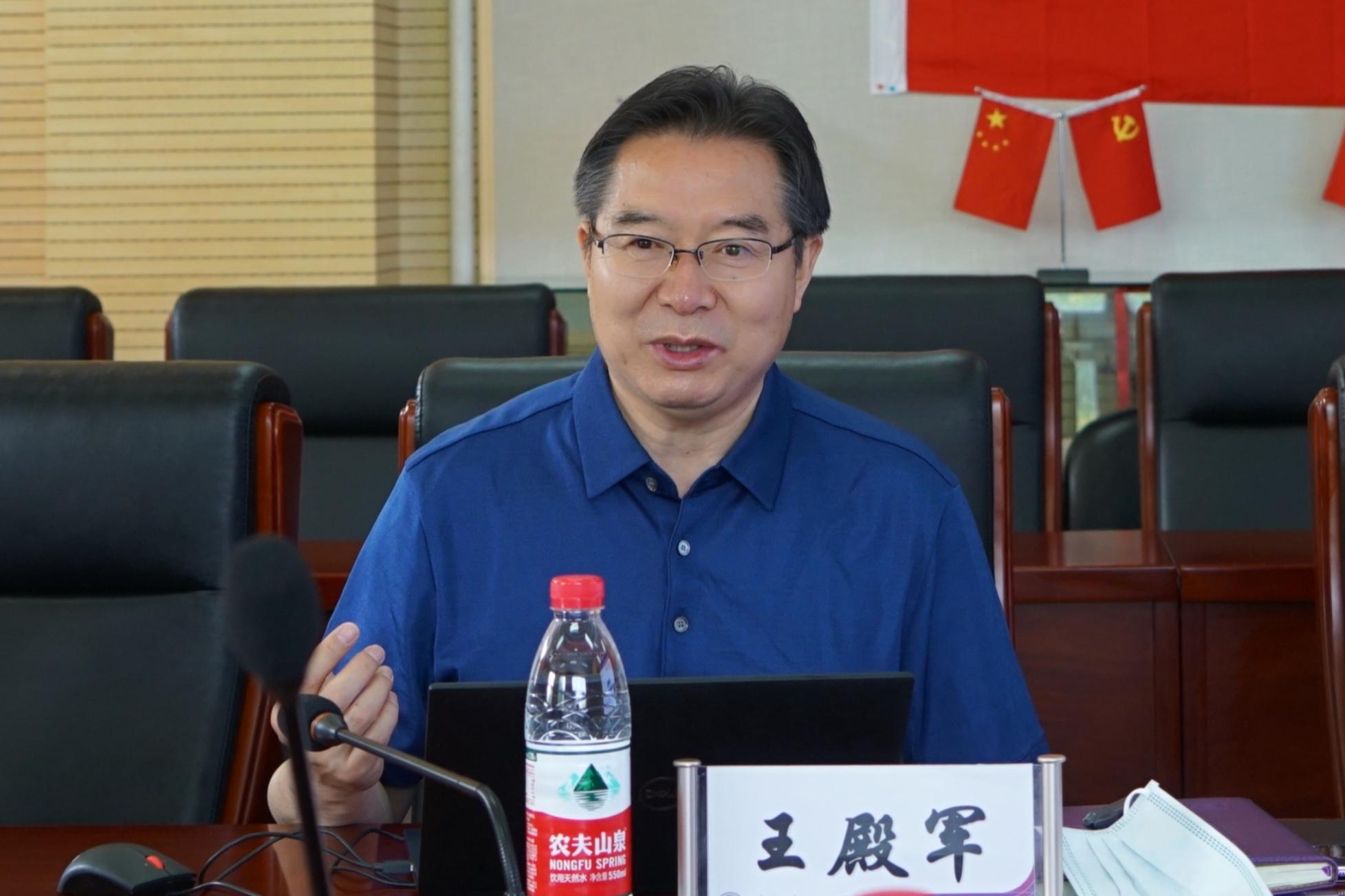 20220520-乐竞(中国)一站式服务平台校务委员会副主任姜胜耀调研检查清华附中疫情防控工作-清华附中-附中校长王殿军作疫情防控工作汇报.jpg