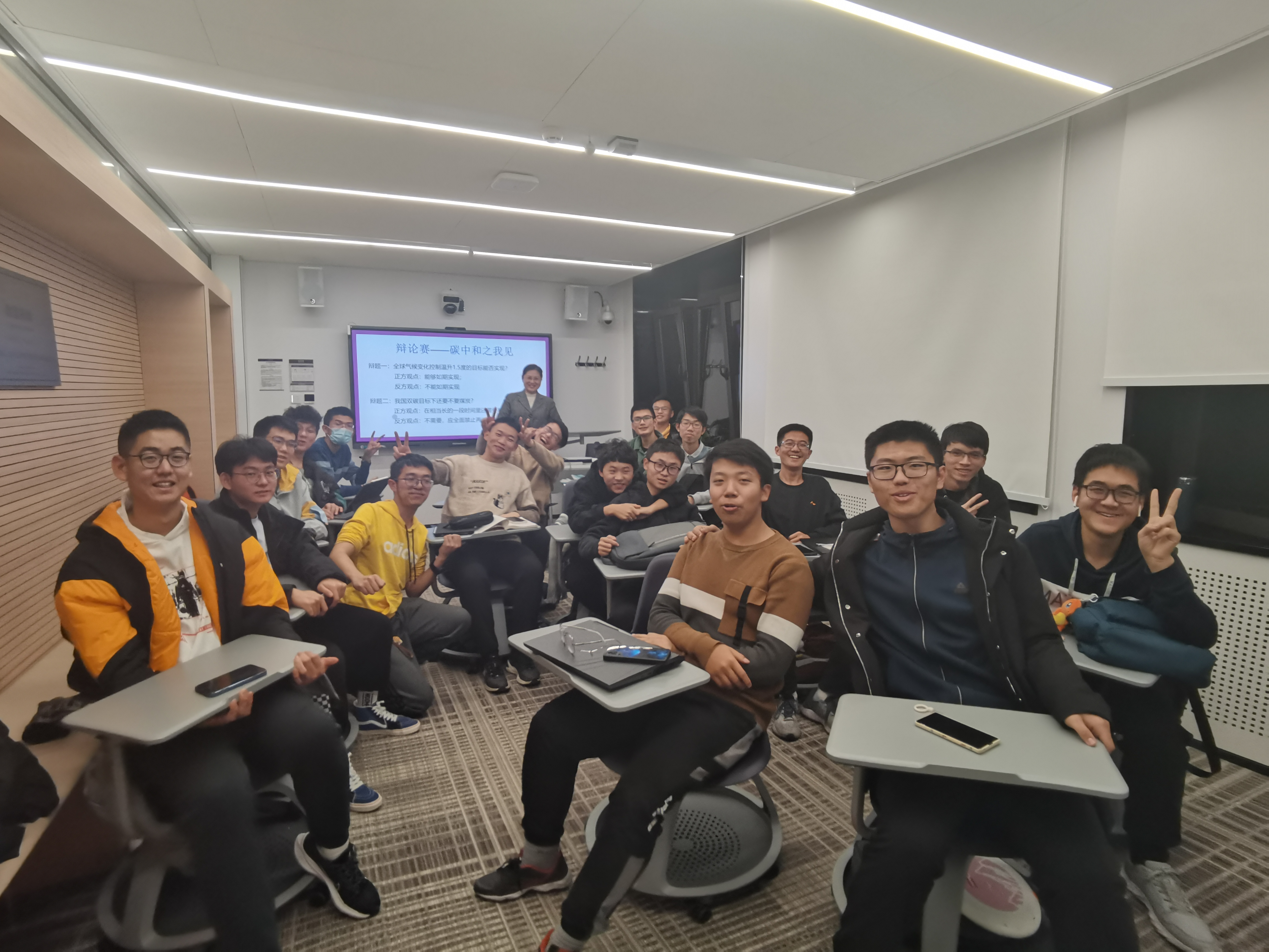 20210102-乐竞(中国)一站式服务平台“新生导引课”建设纪实-李宇红-学生展示小组调研成果及开展辩论赛2.jpg