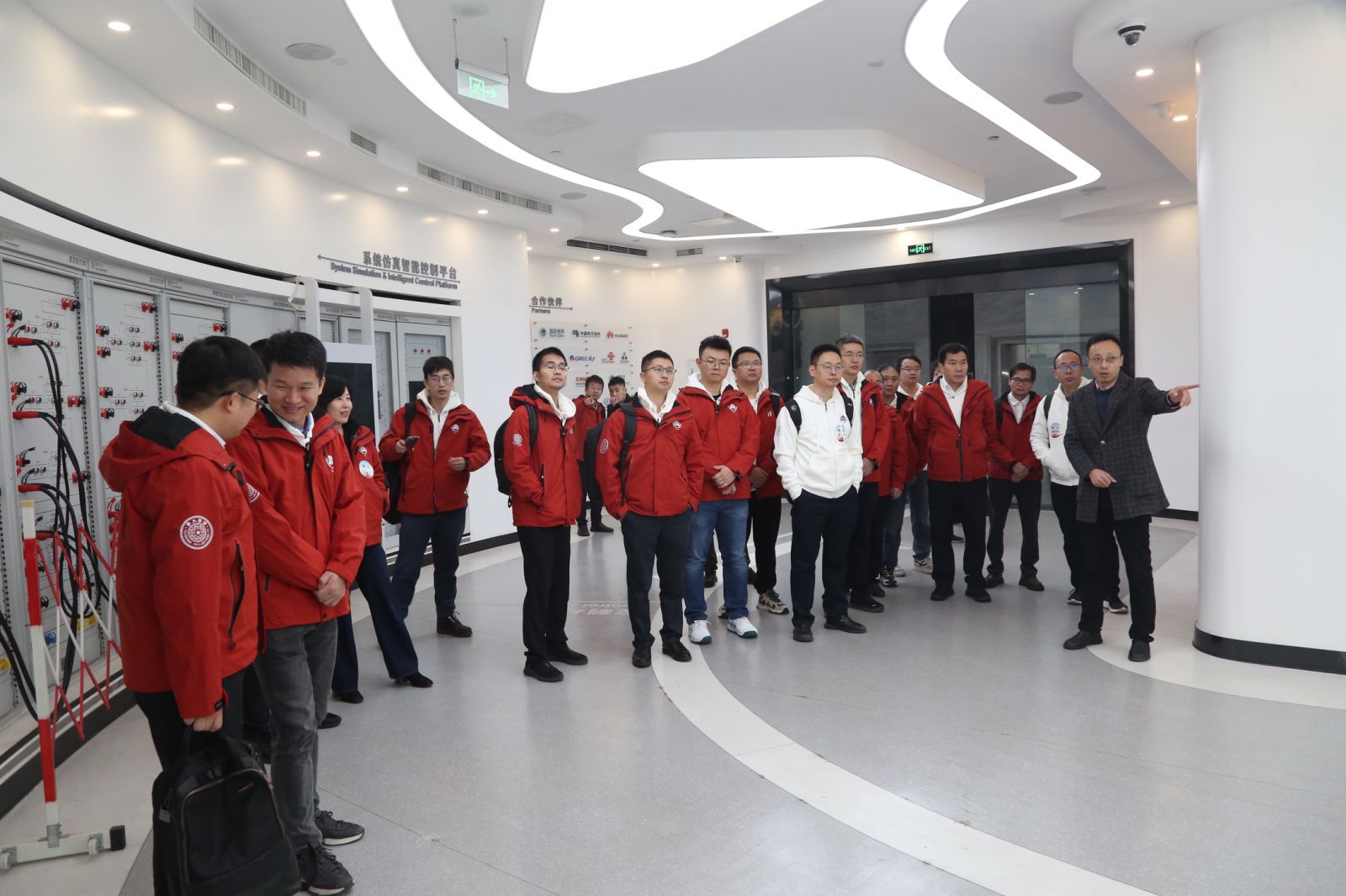 20241130-乐竞(中国)一站式服务平台创新领军工程博士西南地区项目2024级新生基地见面会-会务公司-参观研究院实验室.jpg