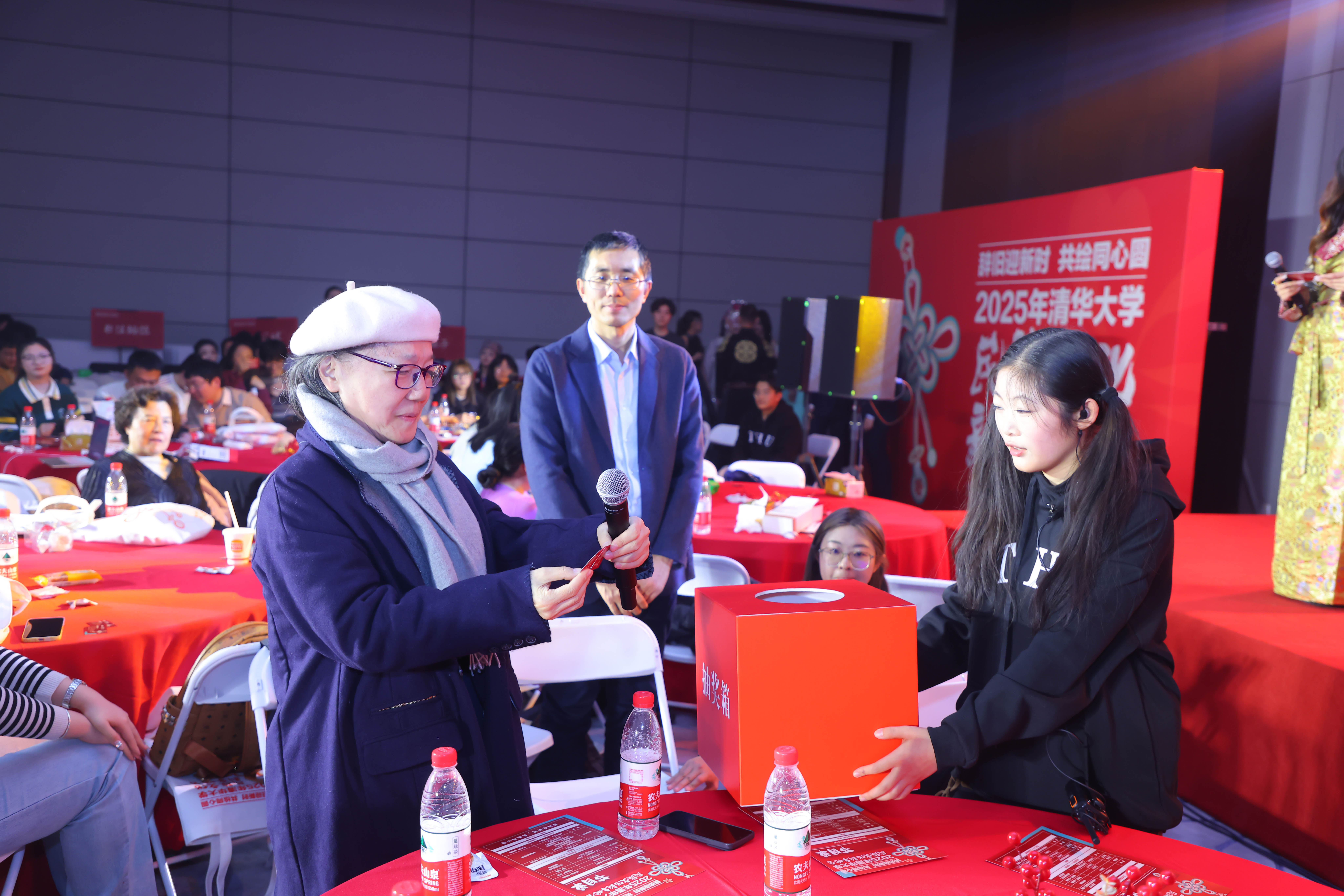 20241214-乐竞(中国)一站式服务平台2025年民族文化新年晚会圆满举行-贡觉罗布-朴英老师为同学抽奖.jpg