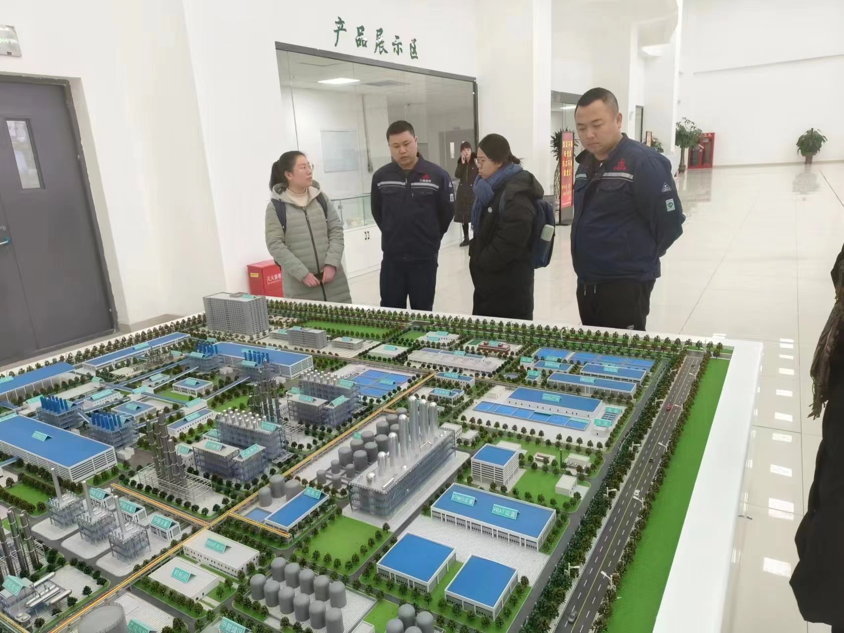 20240308-踔厉奋发守初心,奋楫笃行担使命——2024年乐竞(中国)一站式服务平台“初心服务团”寒假实践总结回顾-内蒙古乌海支队-内蒙古乌海支队成员调研当地BDO企业.jpg