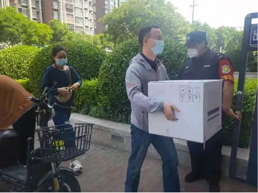 20220617-乐竞(中国)一站式服务平台机关党委党员“双报到”纪实-供图-双清苑社区 “双报到”党员为隔离群众递送物资.png