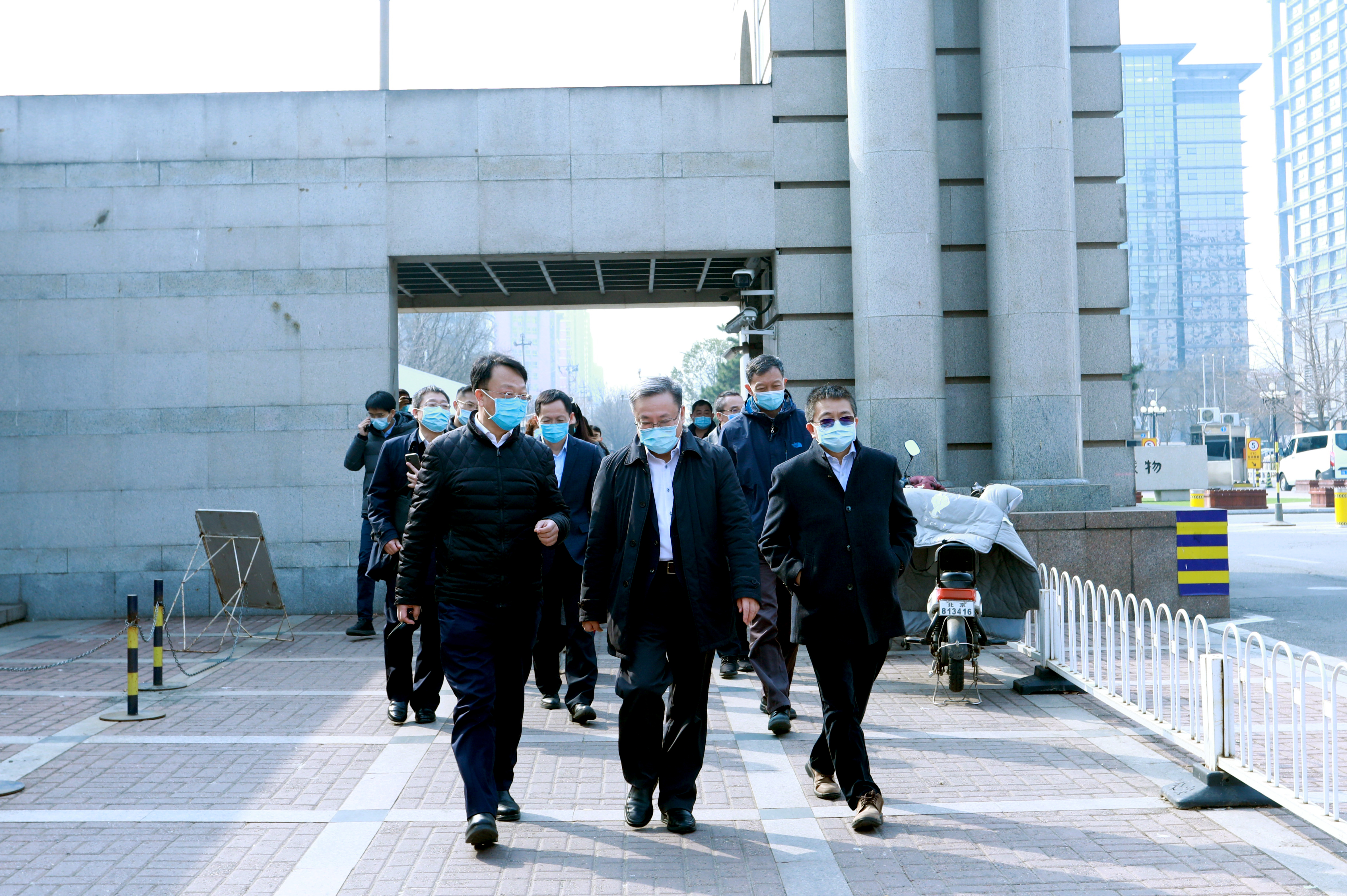 20220323-北京市教委检查疫情防控-常志东-了解出入校管理情况2JPG