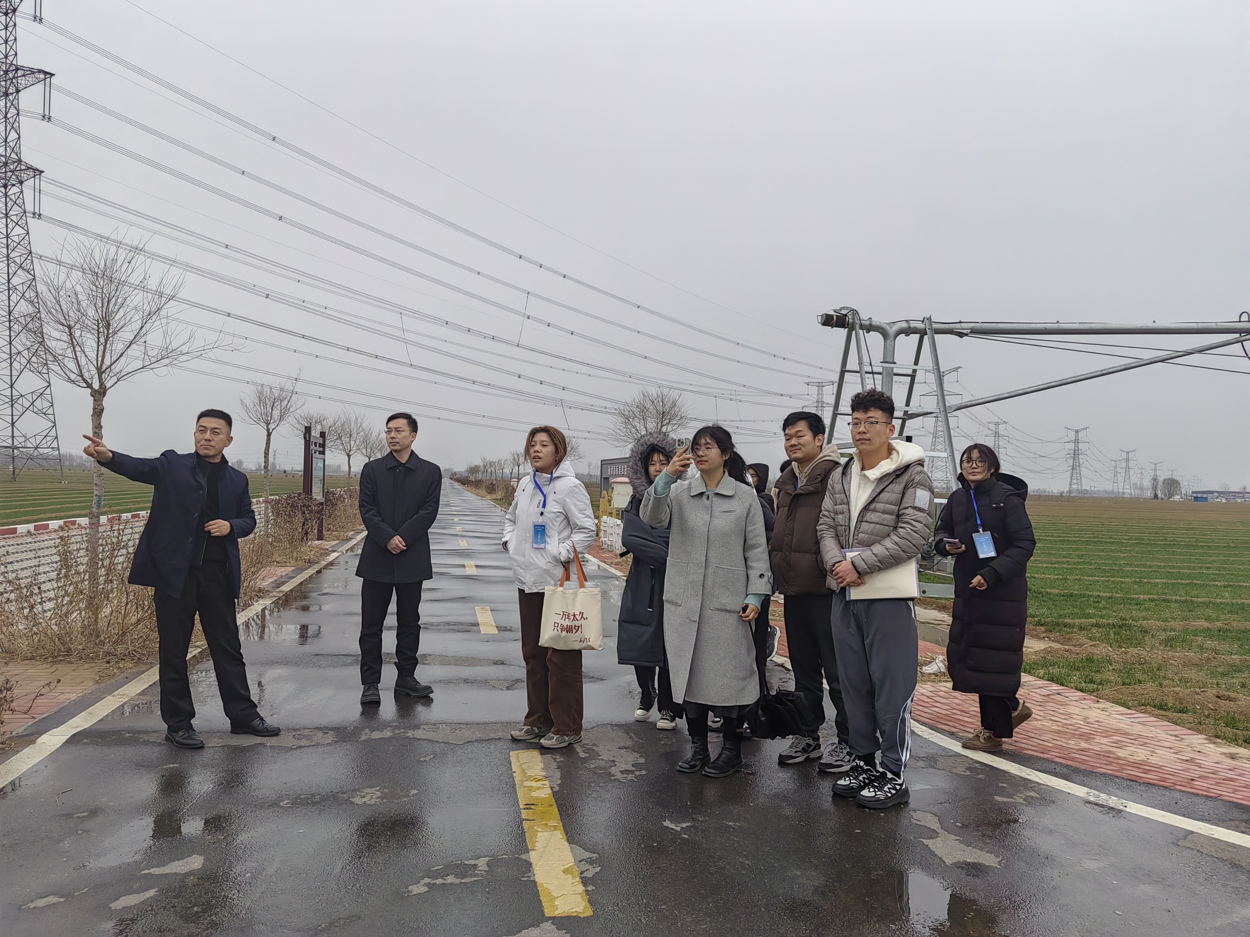 20240308-踔厉奋发守初心,奋楫笃行担使命——2024年乐竞(中国)一站式服务平台“初心服务团”寒假实践总结回顾-河南新乡支队-河南新乡支队调研高标准农田示范区.jpg