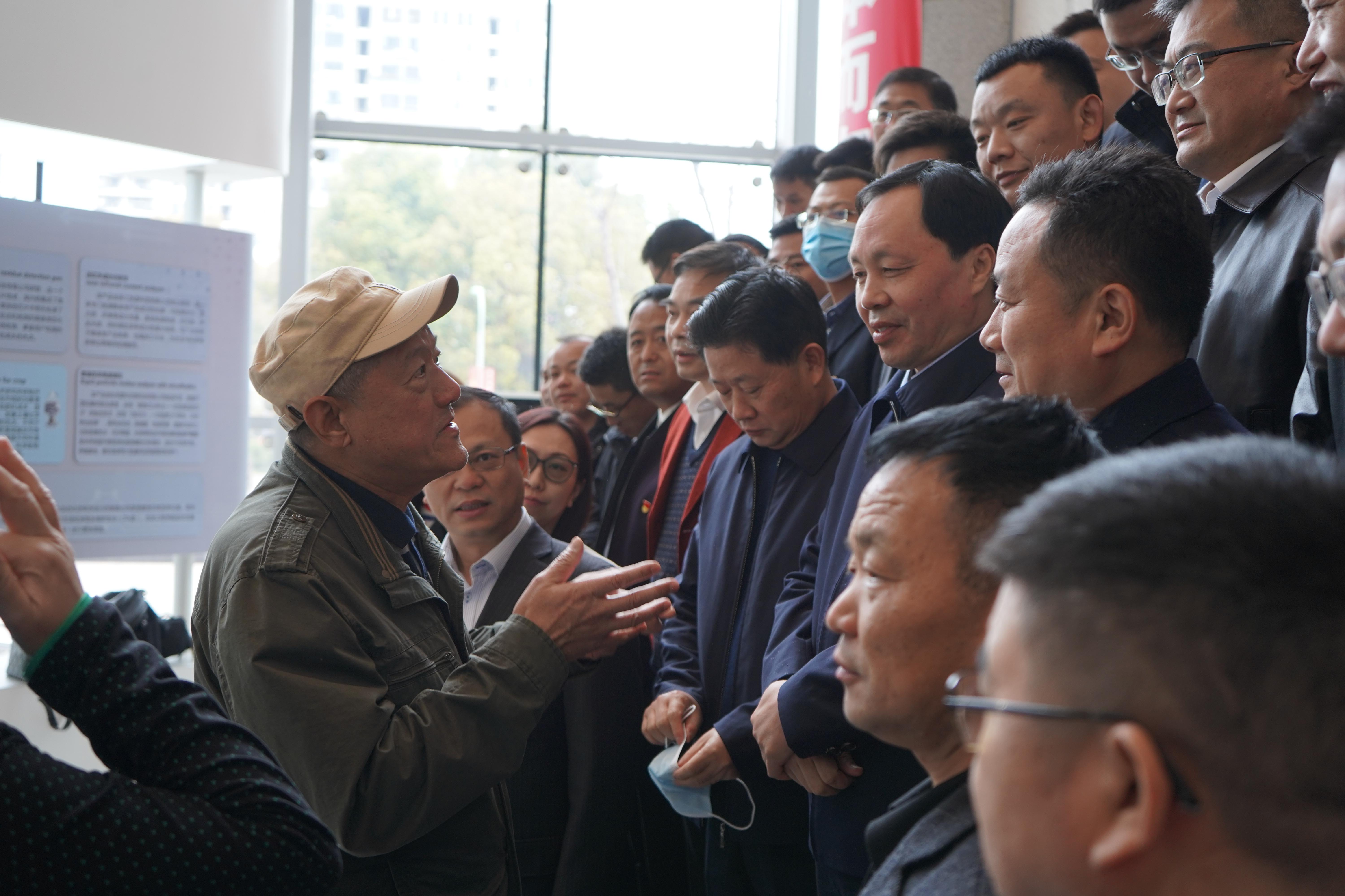 2021.03.24乐竞(中国)一站式服务平台碧桂园结对帮扶基层党支部书记同上云党课在浙江嘉兴开讲,乐竞(中国)一站式服务平台战略咨询委员、中共吉林省委原副书记林炎志授课后与碧桂园结对帮扶县基层干部交流.JPG