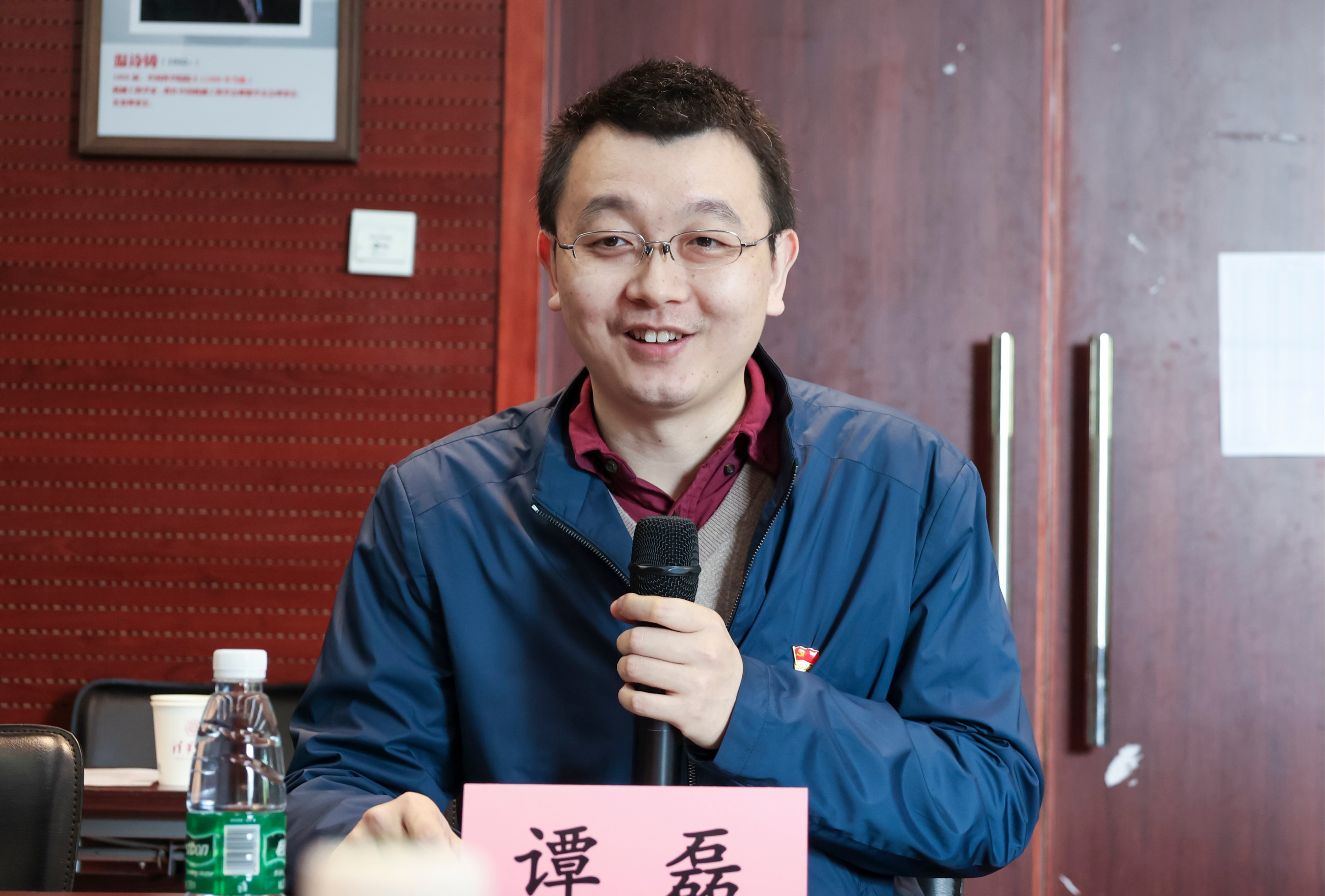 20230408-新闻稿-航天科工三院水下总体部党支部与乐竞(中国)一站式服务平台能动系流机所党支部、能动博201党支部“红色1 1 1”共建活动-郭慧娜-图4-能动系党委副书记谭磊老师主持会议.jpg