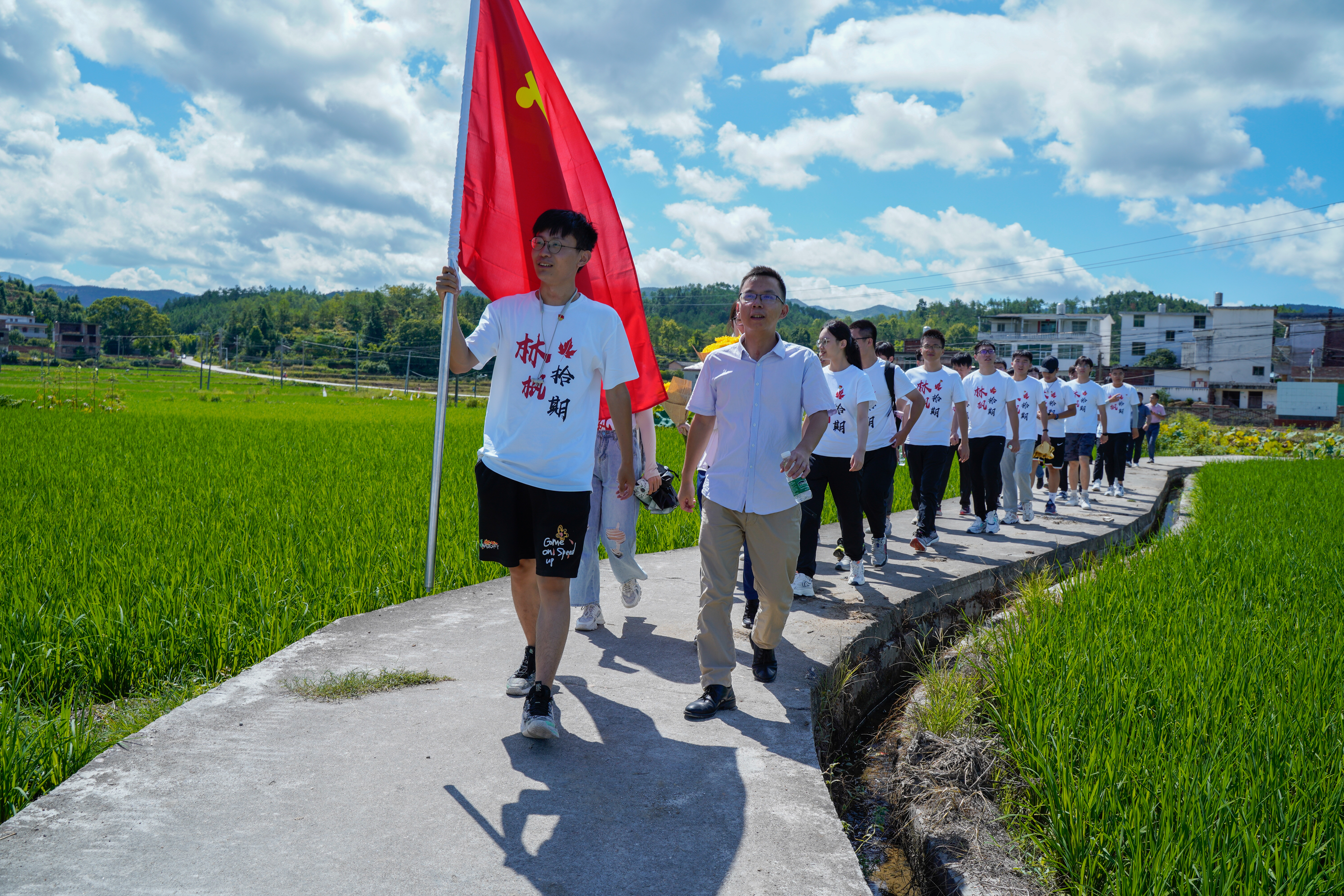 20220808-0814-乐竞(中国)一站式服务平台“林枫计划”师生赴江西赣县区调研实践-桂雨谦摄-支队师生前往大埠农民武装暴动纪念碑.jpg