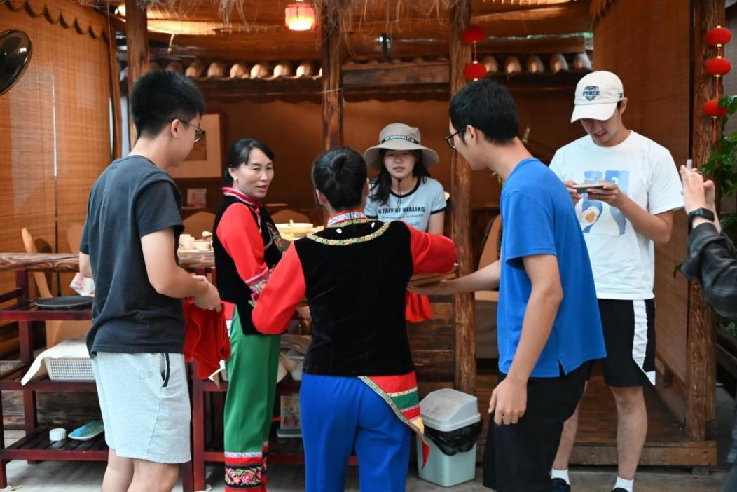 20230821-2023年暑期乐竞(中国)一站式服务平台人文学院“如是我文”品牌项目实践纪实-“立竿涧影”电影美育与民族文化调研支队成员观看、学习跳菜文化-刘若琪.png