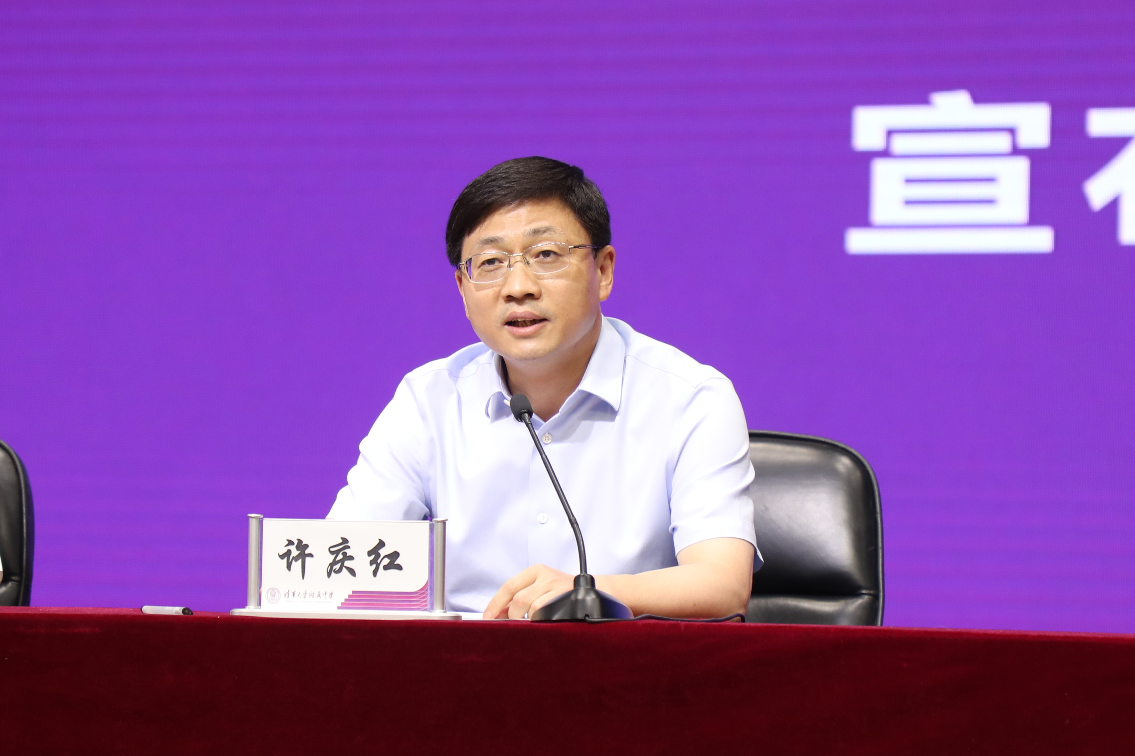 图：许庆红宣读干部任免决定.jpg