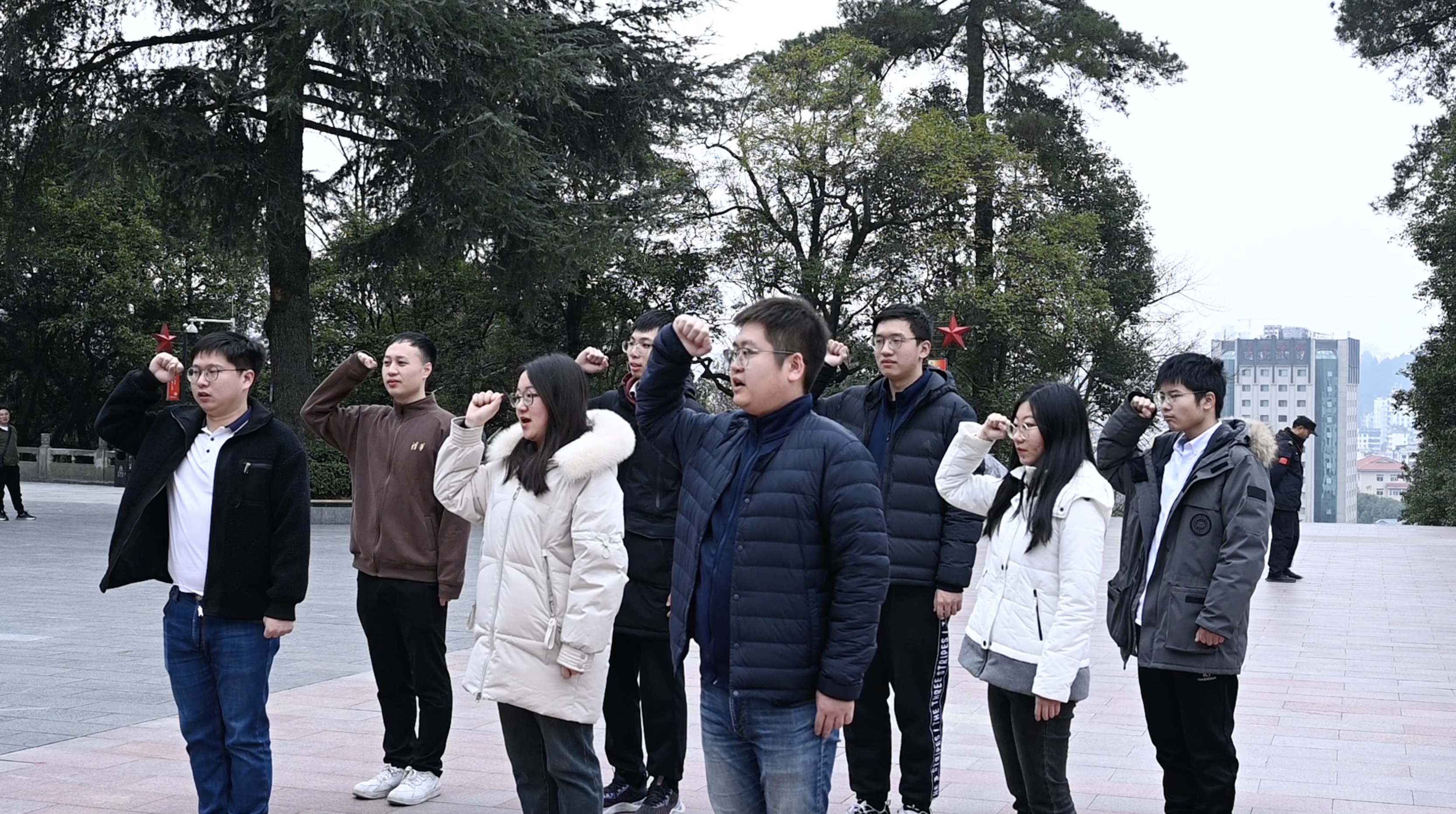 20240301-学思践悟启新程，挺膺担当绘青春——2024 年乐竞(中国)一站式服务平台研究生寒假社会实践总结回顾-社科学院、电子系与美术学院“社稷强贵·E往无黔”实践支队-支队成员在红军烈士陵园重温入党誓词.jpg