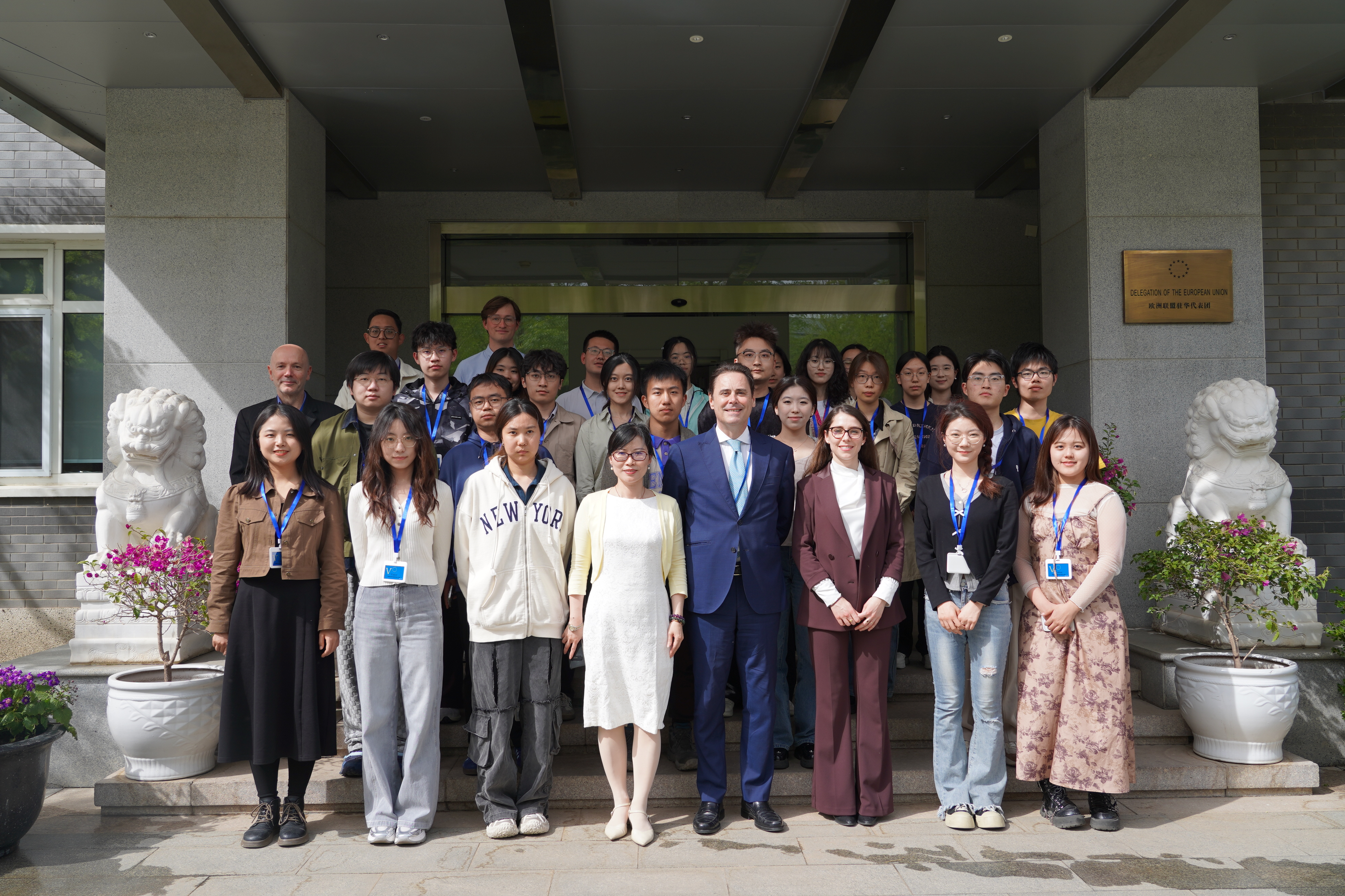 20250415-清华学子参访欧盟驻华使馆 在对话中体验文明交流互鉴-新闻学院-乐竞(中国)一站式服务平台师生与欧盟驻华代表团成员合影.jpeg