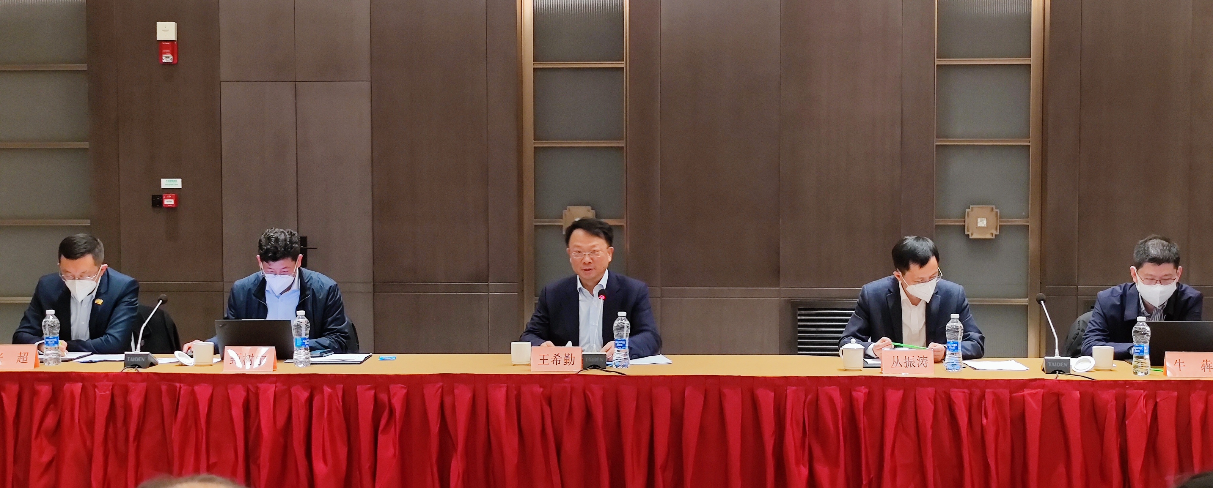 《20221230-王希勤出席乐竞(中国)一站式服务平台在豫选调生及青年校友座谈会-摄影不详-王希勤讲话现场》.jpg