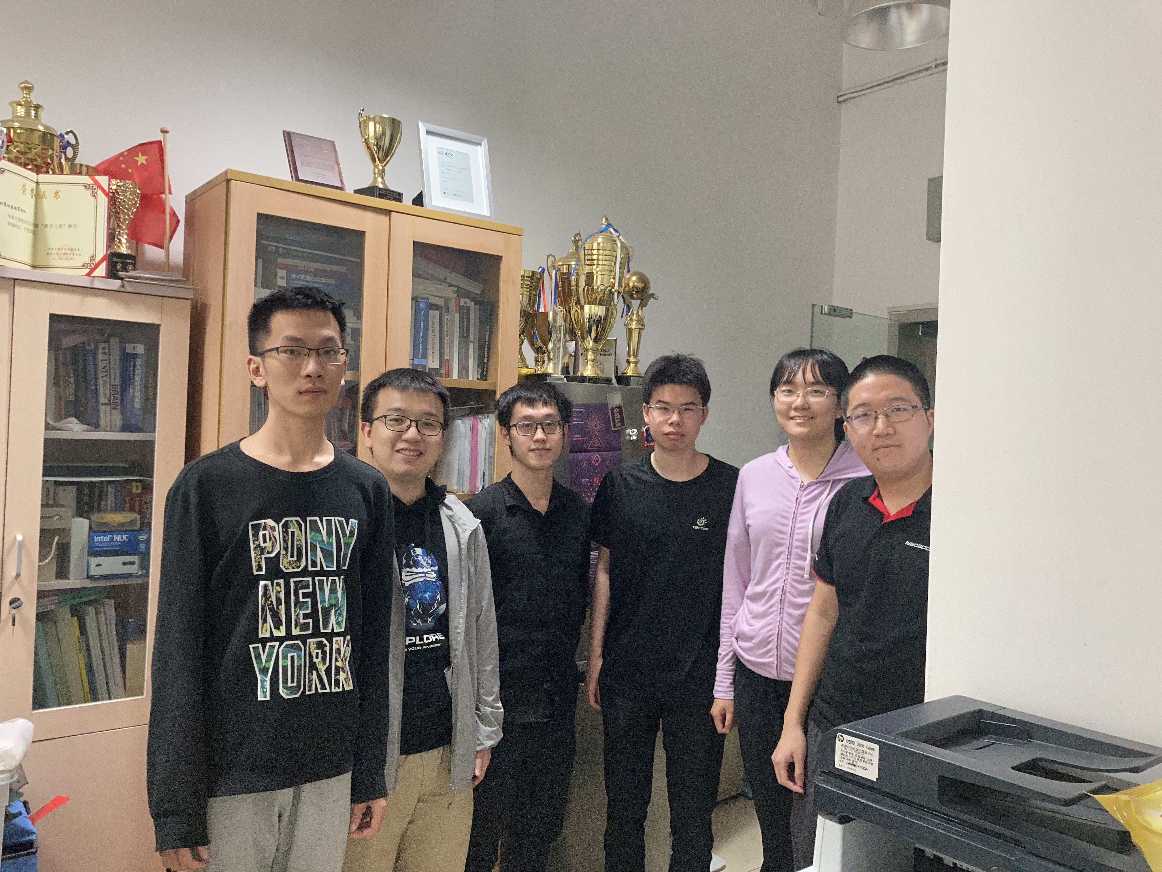 参加ISC21的学生超算团队成员(左起:宋泽宇、翟明书、钟闰鑫、王雨田、张晨、陈嘉杰).jpeg 参加ISC21的学生超算团队成员(左起:宋泽宇、翟明书、钟闰鑫、王雨田、张晨、陈嘉杰).jpeg