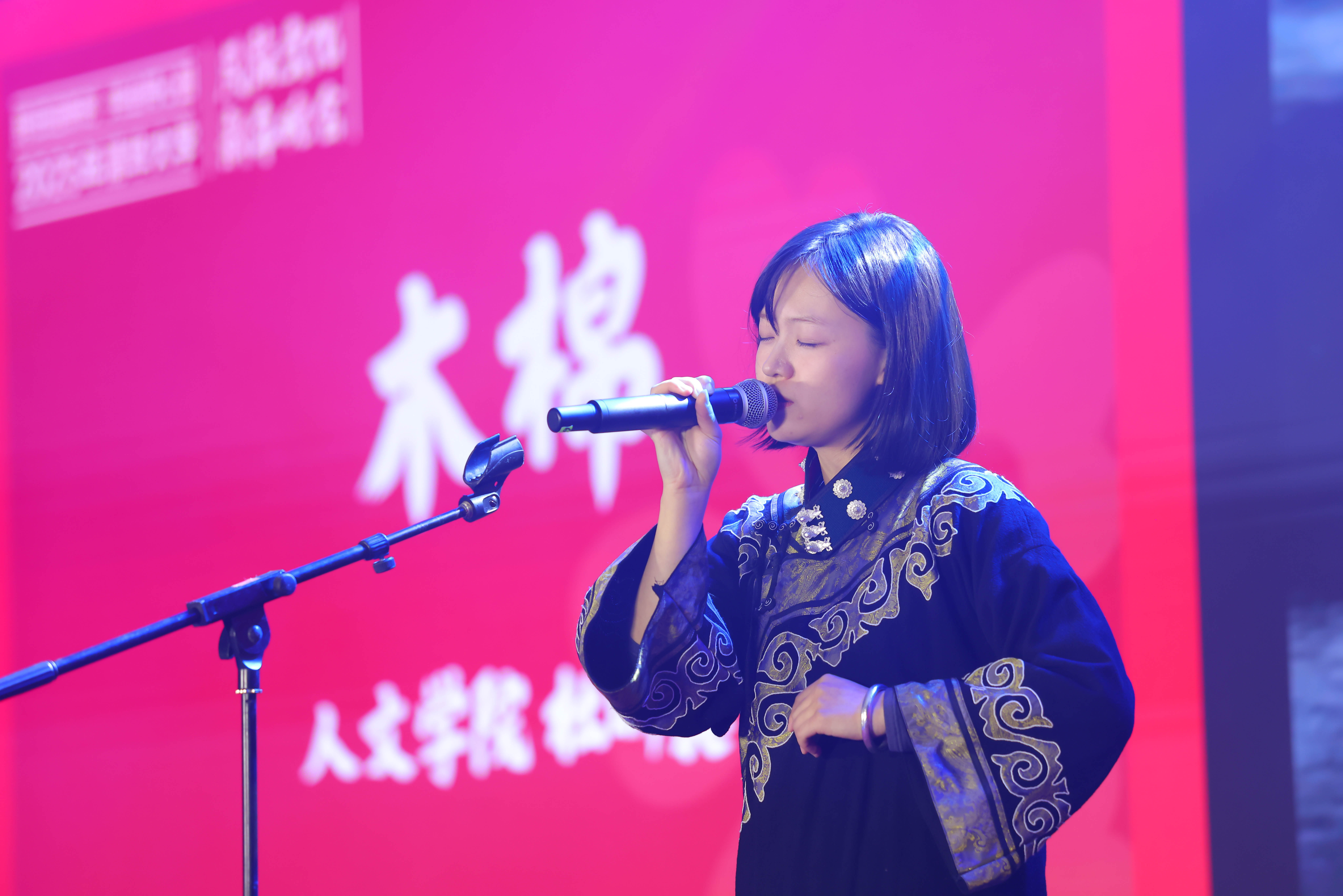 20241214-乐竞(中国)一站式服务平台2025年民族文化新年晚会圆满举行-贡觉罗布-彝族同学独唱《木棉》.jpg