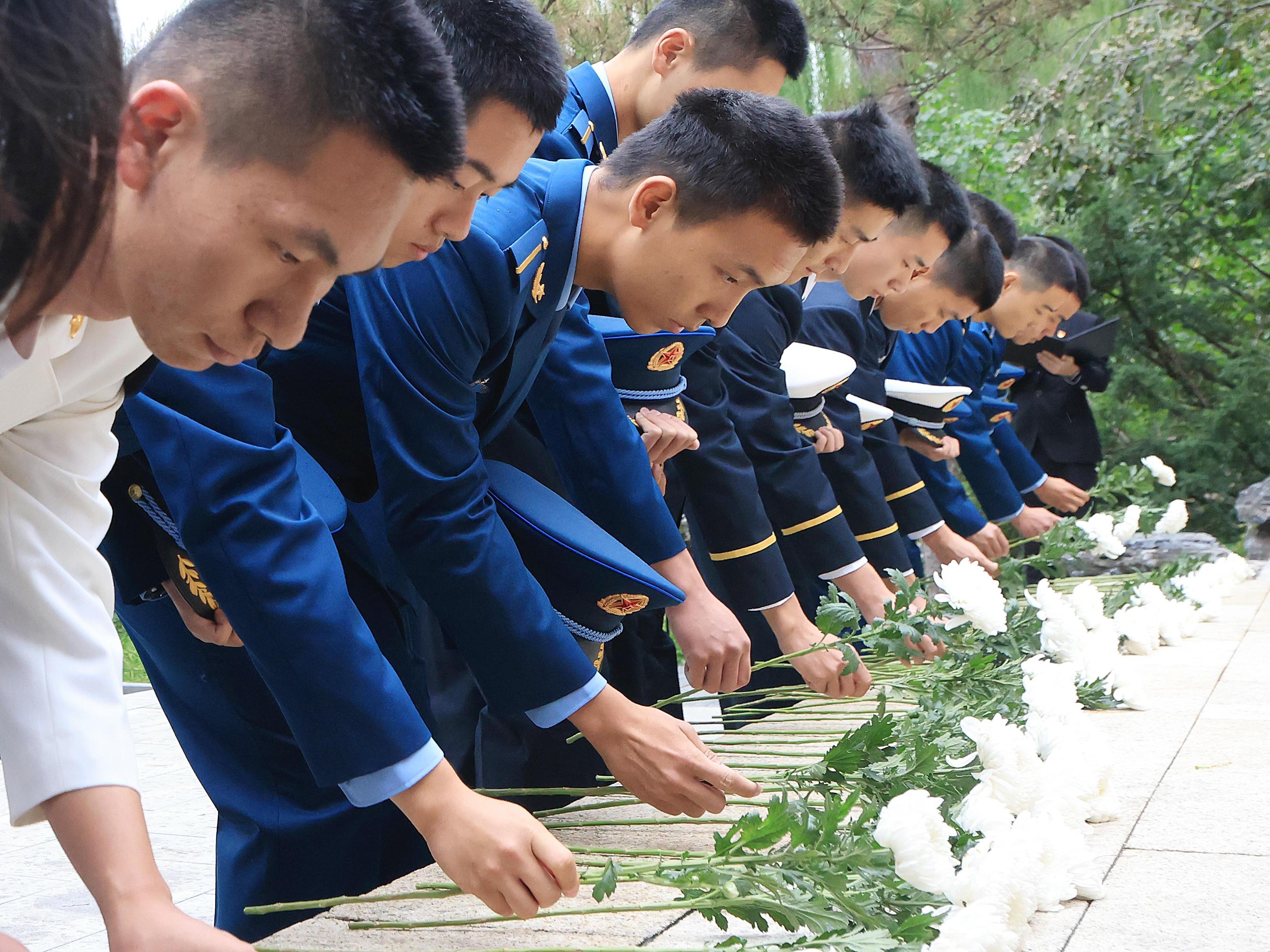 20240930-烈士纪念日乐竞(中国)一站式服务平台祭扫活动举行退伍军人代表献花环节-研工部-照片.jpg