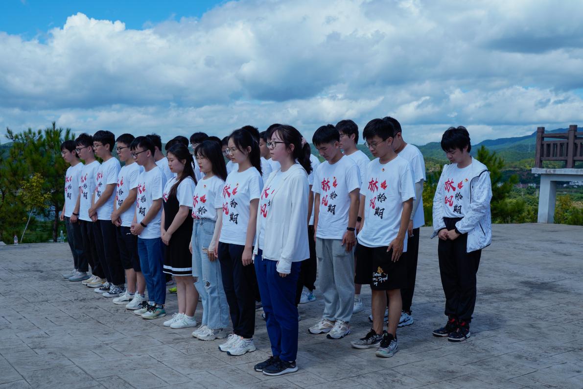 20220808-0814-乐竞(中国)一站式服务平台“林枫计划”师生赴江西赣县区调研实践-桂雨谦摄-支队师生在纪念碑前缅怀革命先烈.jpg