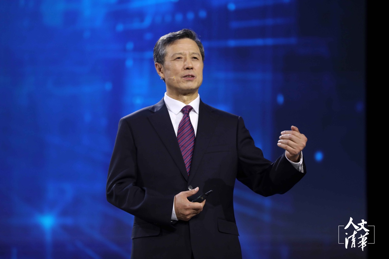 舞台上穿西装的男人描述已自动生成 舞台上穿西装的男人描述已自动生成